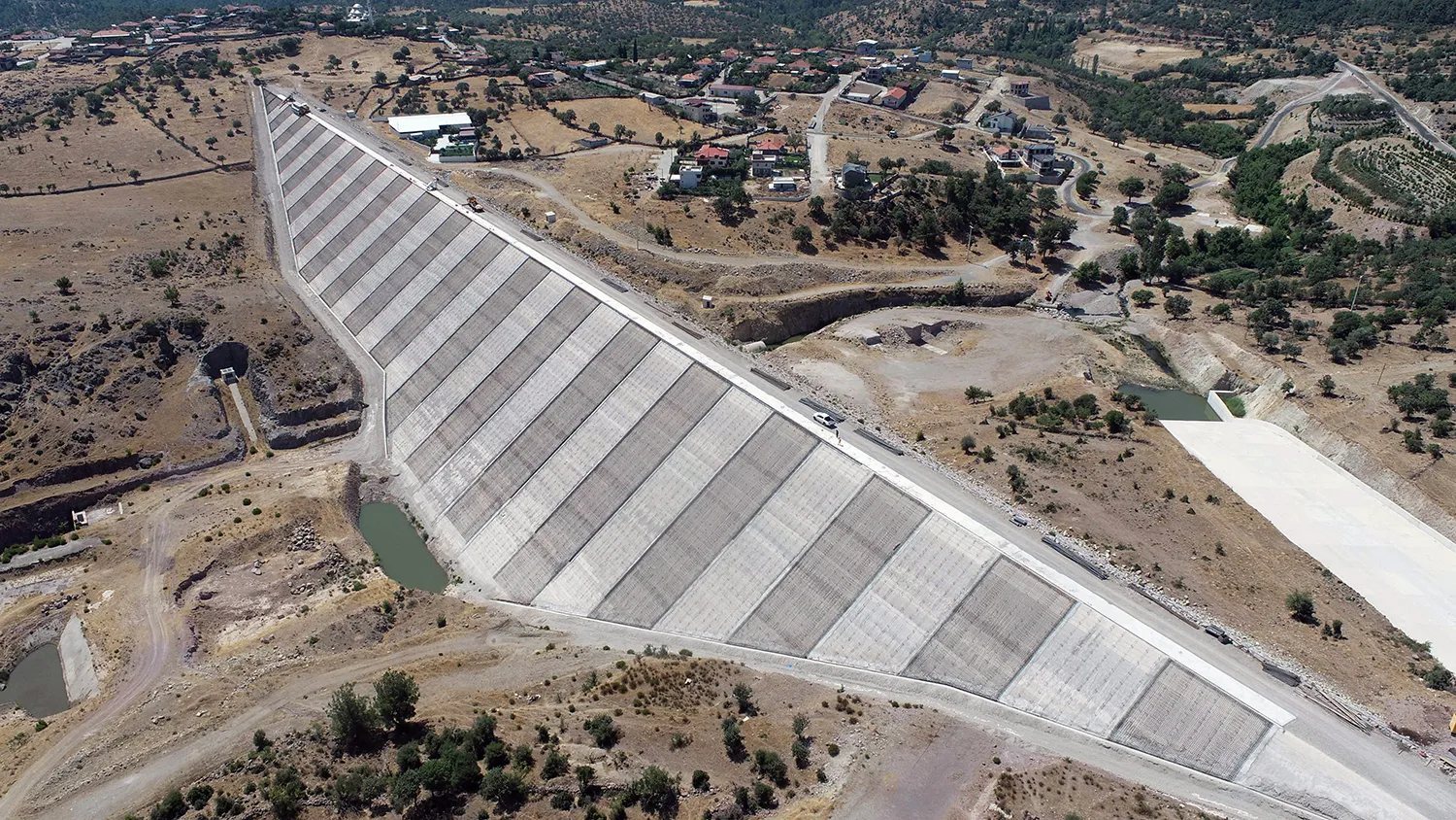 Tarım ve Orman Bakanlığı DSİ Genel Müdürlüğü tarafından Manisa'da yapımı süren Yunusemre Sarma-Davutlar Barajı'nda beton kaplama çalışmaları hızla devam ediyor