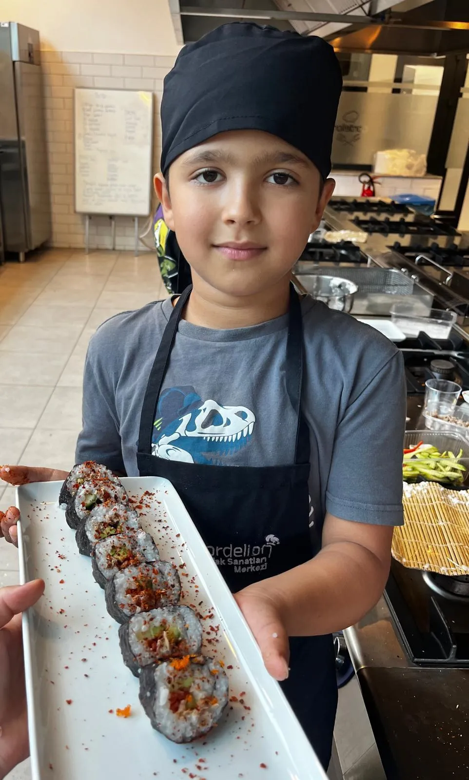 Karşıyaka'da çocukların mutfağa olan ilgisi patladı! Cordelion Mutfak Sanatları Merkezi'nde düzenlenen Junior Chefs Mutfak Kampı'na katılan minik şefler, hazırladıkları lezzetlerle herkesi şaşırttı.