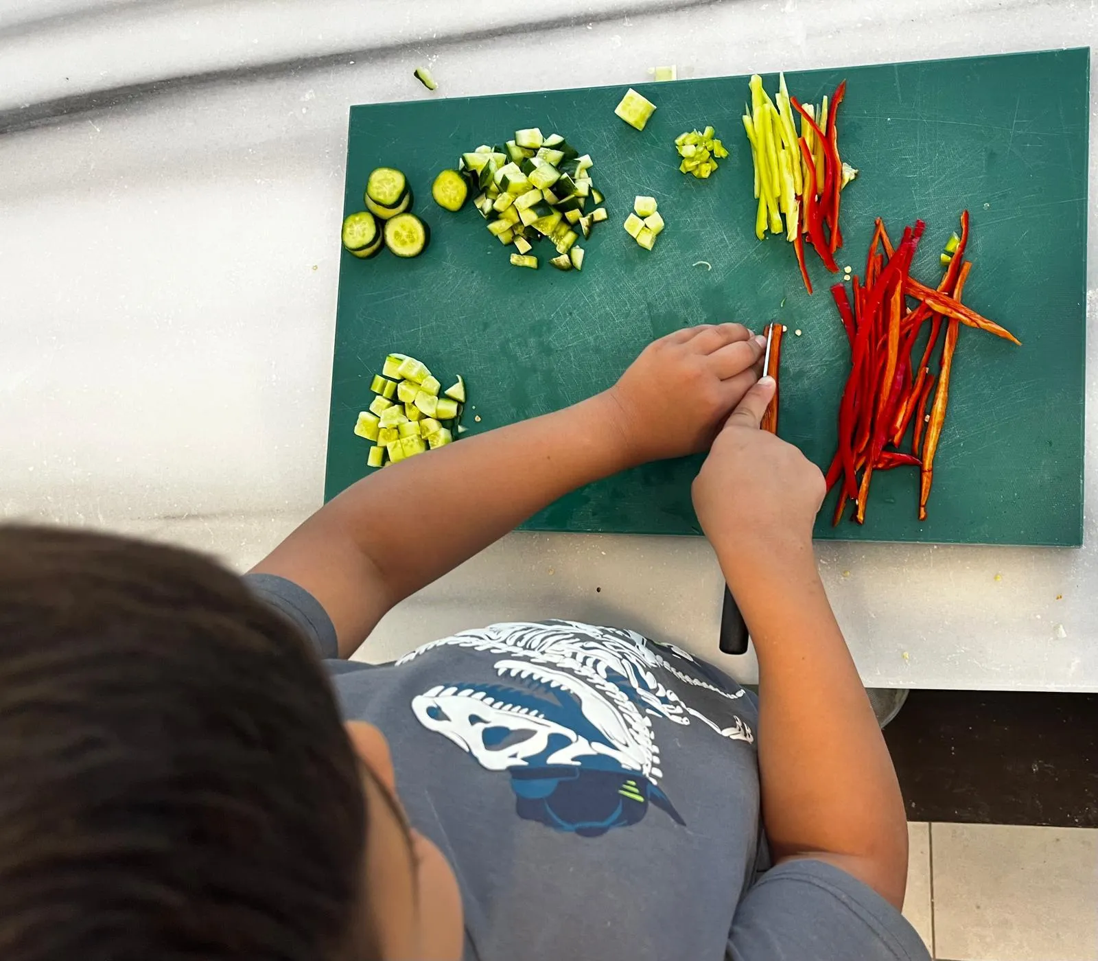 Karşıyaka'da çocukların mutfağa olan ilgisi patladı! Cordelion Mutfak Sanatları Merkezi'nde düzenlenen Junior Chefs Mutfak Kampı'na katılan minik şefler, hazırladıkları lezzetlerle herkesi şaşırttı.