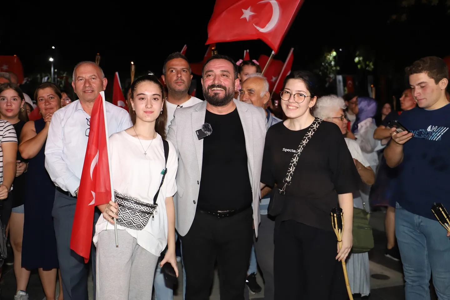 Ödemiş'te 30 Ağustos Zafer Bayramı kutlamaları, fener alayı ve Celal Geçgin konserinin yanı sıra Belediye Başkanı Mustafa Turan'ın anlamlı mesajlarıyla da dikkat çekti. 