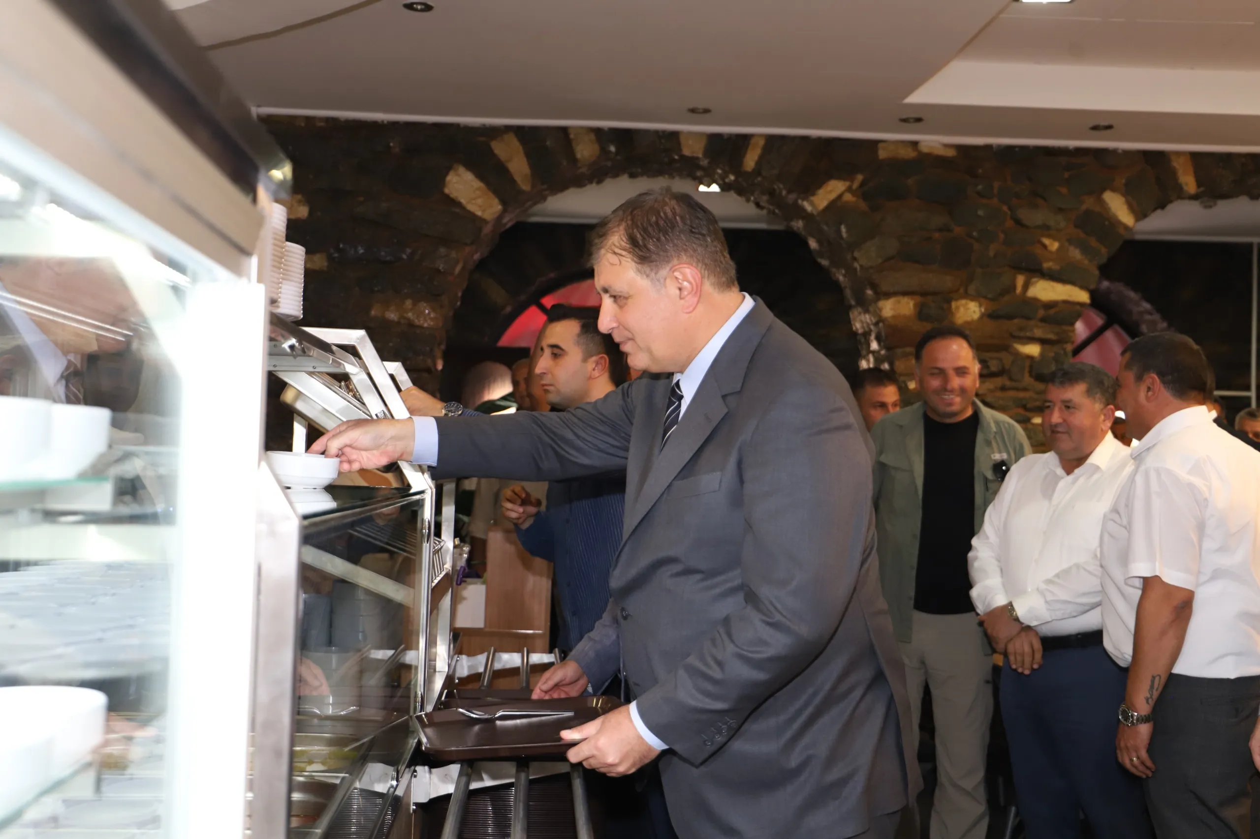 Ödemiş Belediyesi, ekonomik zorluklar yaşayan vatandaşların uygun fiyata sağlıklı ve lezzetli yemek yemesini sağlamak amacıyla Kent Lokantası'nı hizmete sundu.