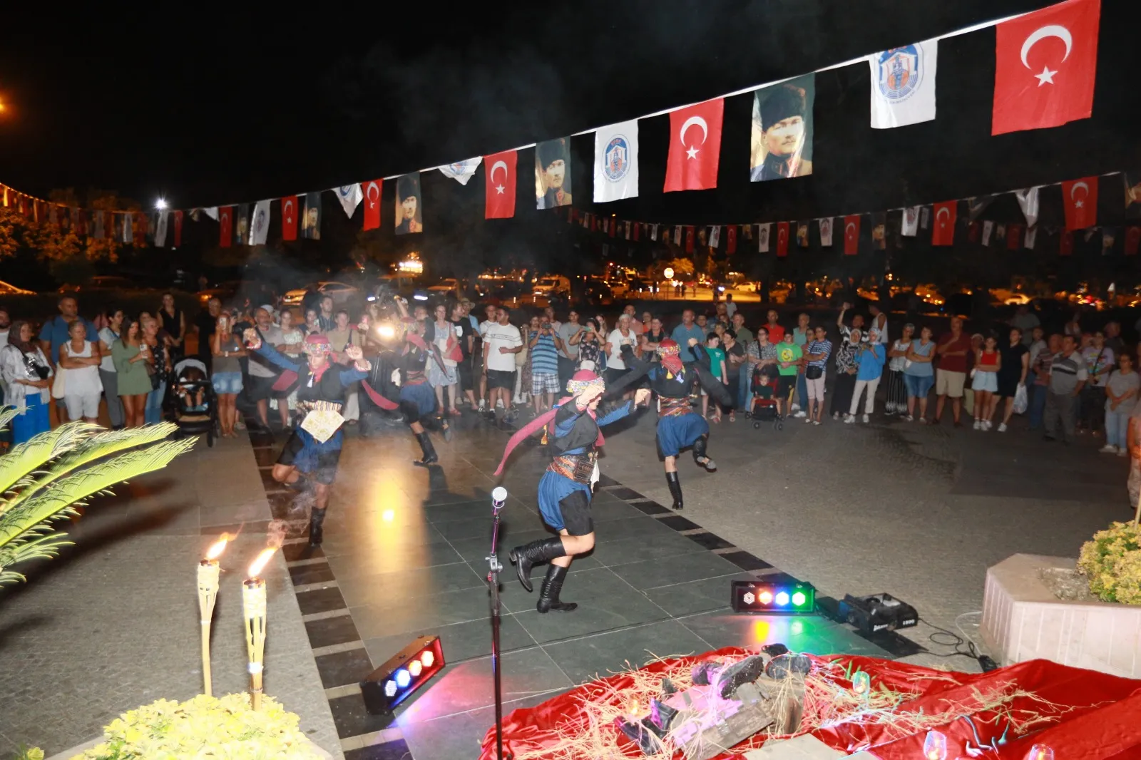 Efes Selçuk Belediyesi ve Atatürkçü Düşünce Derneği tarafından düzenlenen "Zafere Uyanan Gece" etkinliğiyle 30 Ağustos Zafer Bayramı kutlandı