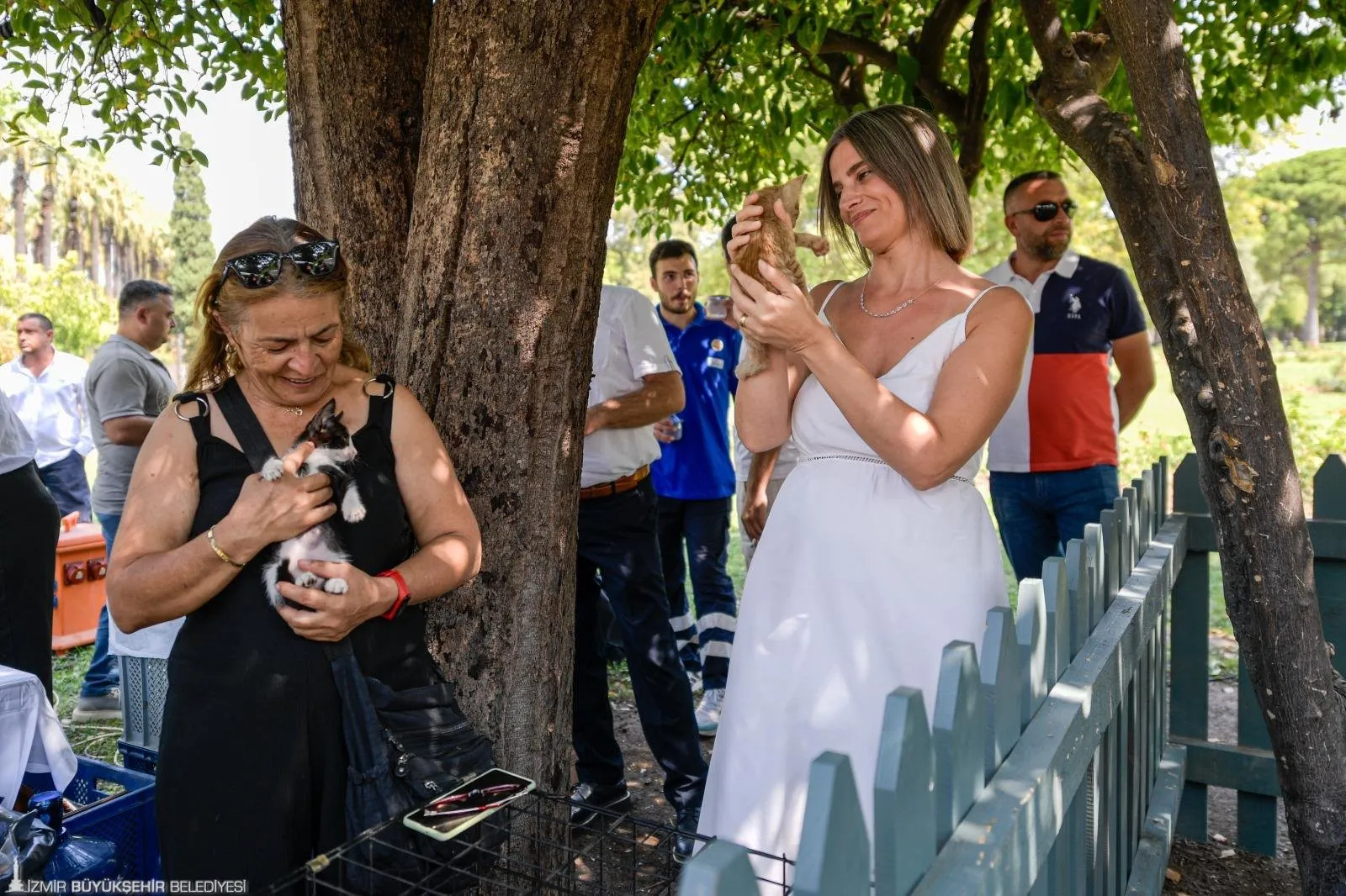 İzmir Büyükşehir Belediyesi’nin düzenlediği Patili Perşembe etkinliğiyle, yangın mağduru ve barınaktaki hayvanlar yeni yuvalarına kavuştu.