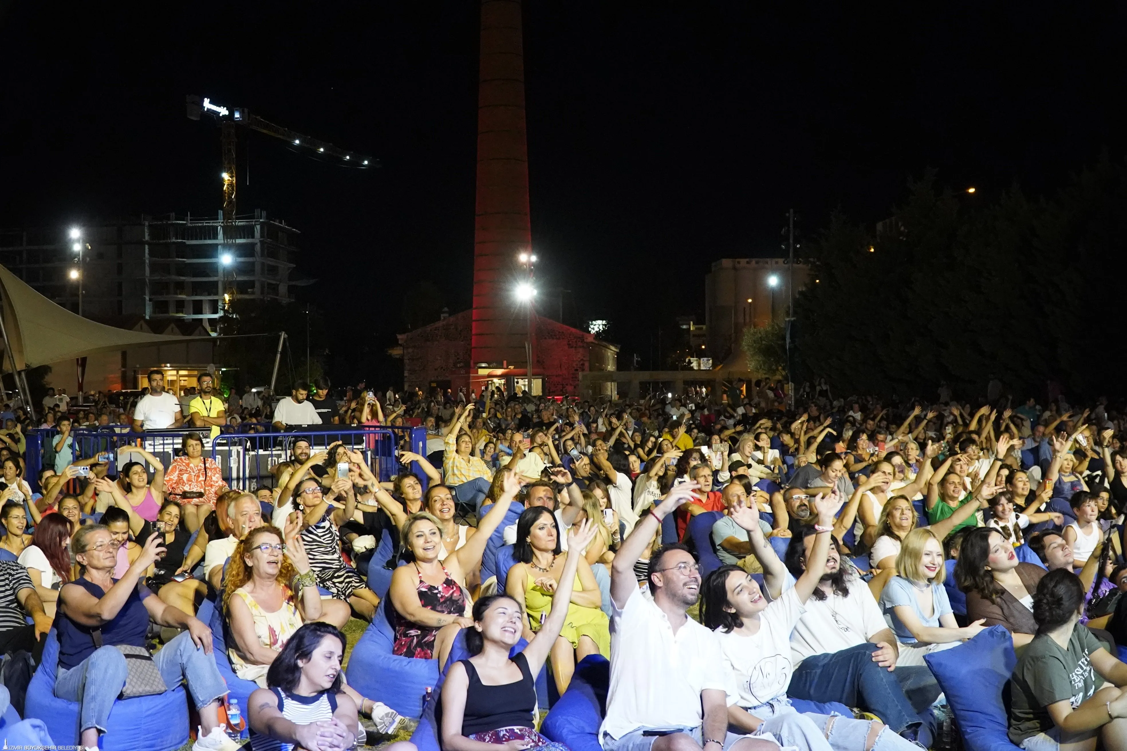 Tarihi Havagazı Fabrikası'nda düzenlenen Çim Konserleri'nde Retrobüs'ün unutulmaz performansı, İzmirli müzikseverleri coşturdu.