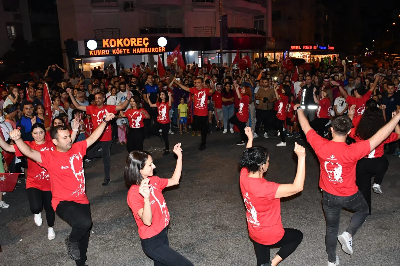 Torbalı'nda 30 Ağustos Zafer Bayramı coşkuyla kutlandı. Belediye Başkanı Övünç Demir'in de katıldığı kutlamalarda fener alayı ve konser düzenlendi. 