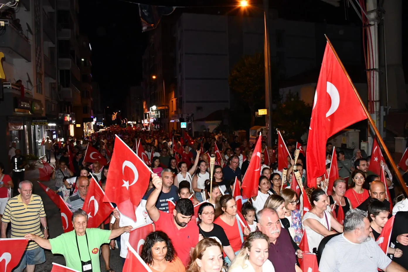 Torbalı'nda 30 Ağustos Zafer Bayramı coşkuyla kutlandı. Belediye Başkanı Övünç Demir'in de katıldığı kutlamalarda fener alayı ve konser düzenlendi. 