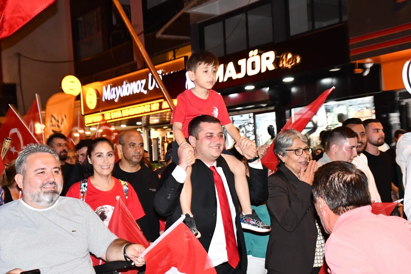 Torbalı'nda 30 Ağustos Zafer Bayramı coşkuyla kutlandı. Belediye Başkanı Övünç Demir'in de katıldığı kutlamalarda fener alayı ve konser düzenlendi. 