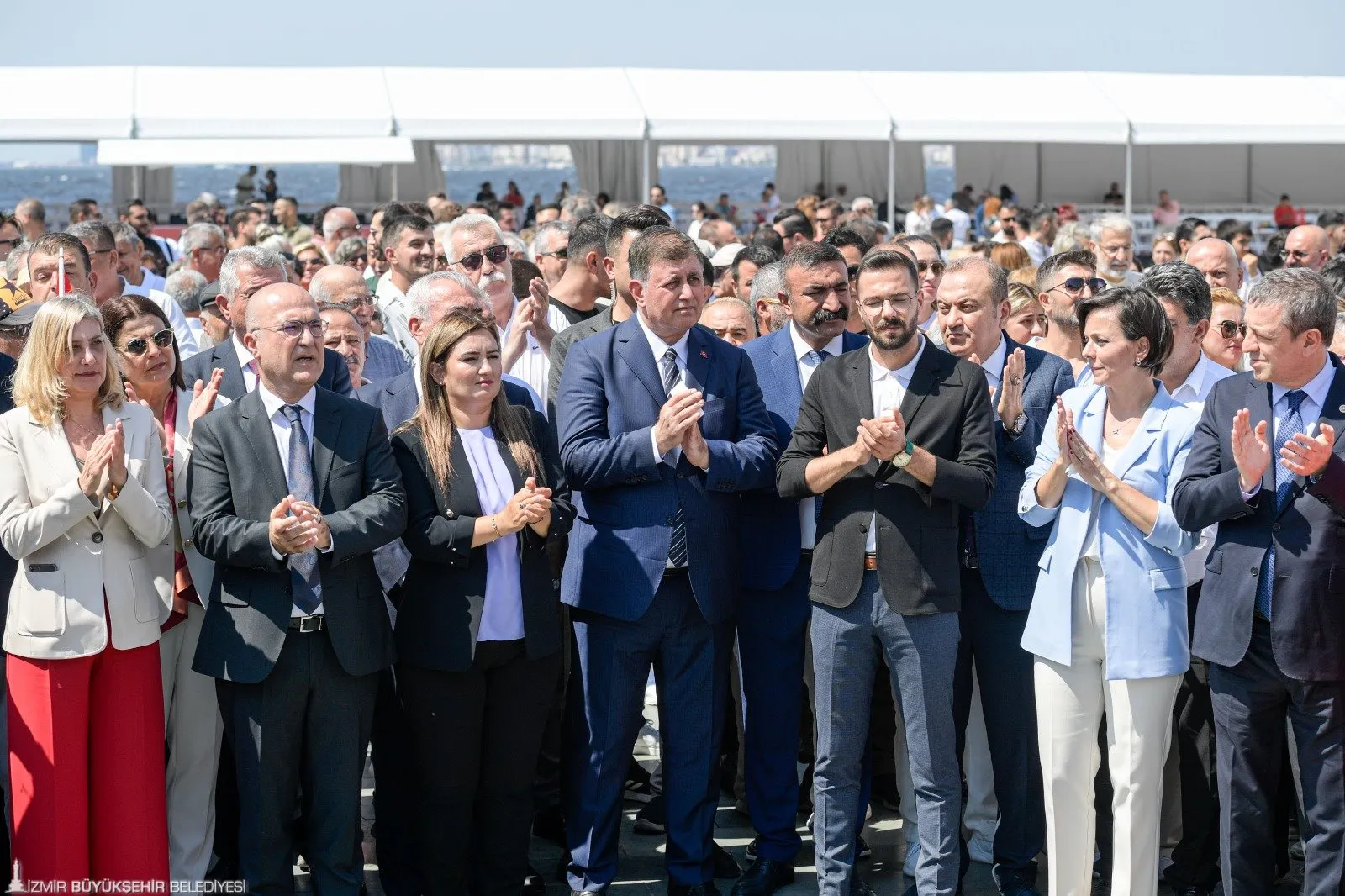 İzmir Büyükşehir Belediye Başkanı Cemil Tugay, 30 Ağustos Zafer Bayramı kutlamalarında yaptığı konuşmada, İzmir'in ve Türkiye'nin en iyi yerel yönetimlerinden biri olacaklarını belirtti. 