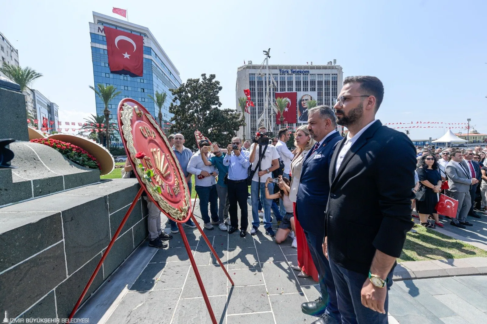 İzmir Büyükşehir Belediye Başkanı Cemil Tugay, 30 Ağustos Zafer Bayramı kutlamalarında yaptığı konuşmada, İzmir'in ve Türkiye'nin en iyi yerel yönetimlerinden biri olacaklarını belirtti. 