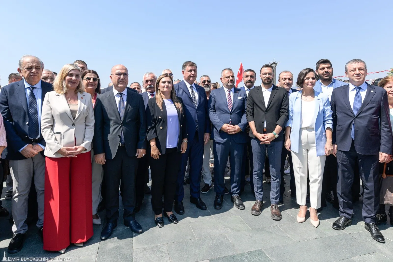 İzmir Büyükşehir Belediye Başkanı Cemil Tugay, 30 Ağustos Zafer Bayramı kutlamalarında yaptığı konuşmada, İzmir'in ve Türkiye'nin en iyi yerel yönetimlerinden biri olacaklarını belirtti. 