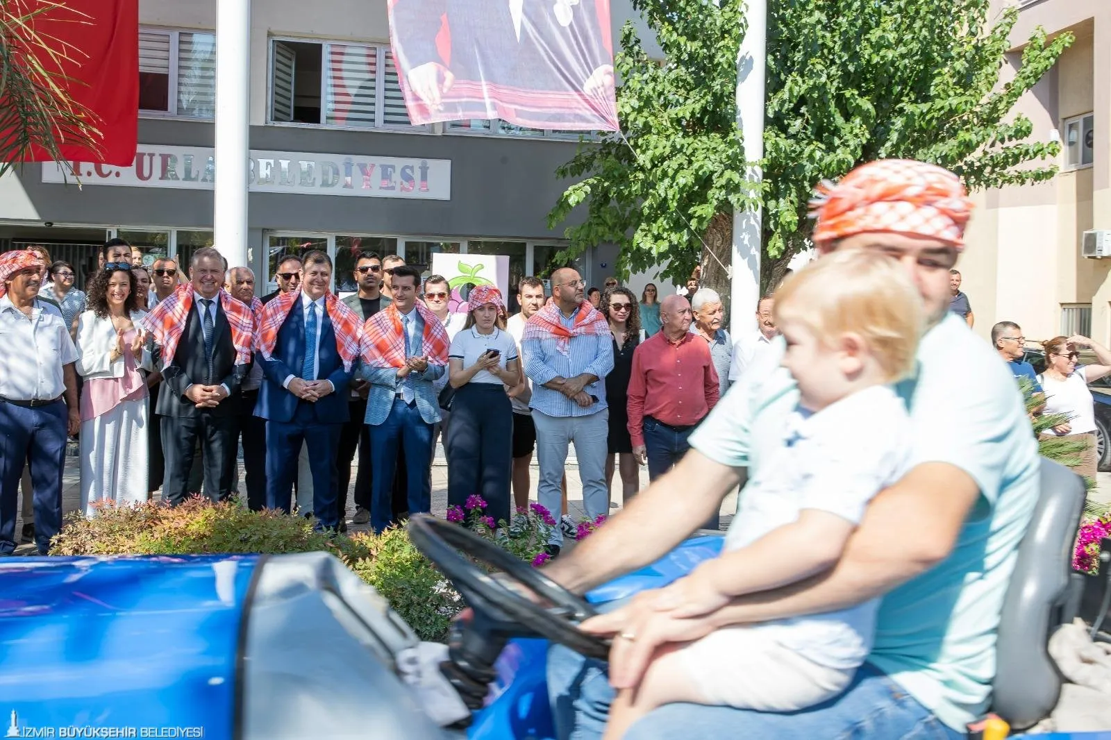 Urla'da düzenlenen bağbozumu şenliğinde İzmir Büyükşehir Belediye Başkanı Dr. Cemil Tugay, çiftçilerin ve tarım alanlarının korunmasının önemini vurguladı.