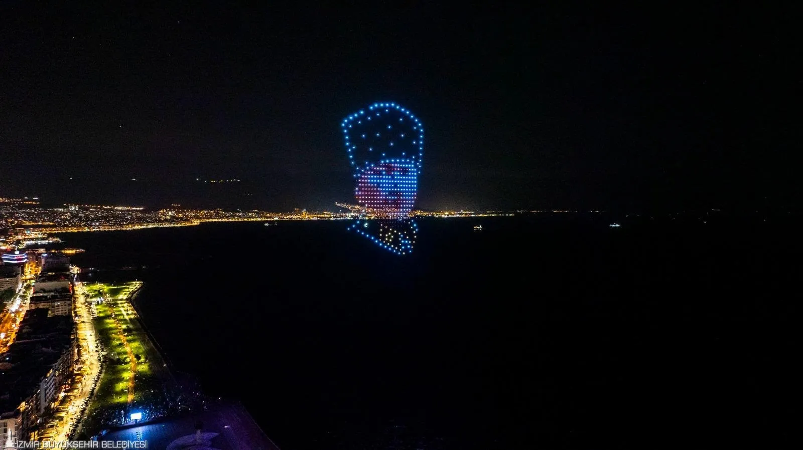 İzmir Büyükşehir Belediyesi'nin düzenlediği 9 Eylül kutlamaları kapsamında Zafer Yürüyüşü, fener alayı, Haluk Levent konseri ve daha birçok etkinlik düzenlenecek.