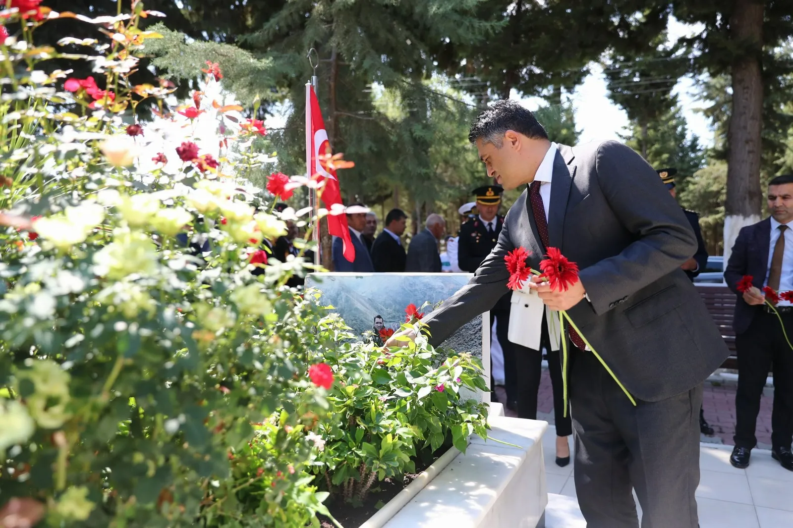 Aliağa'da 19 Eylül Gaziler Günü, Atatürk'e Mareşal ve Gazi unvanlarının verildiği tarihi günün 103. yıl dönümü olarak coşkuyla kutlandı.