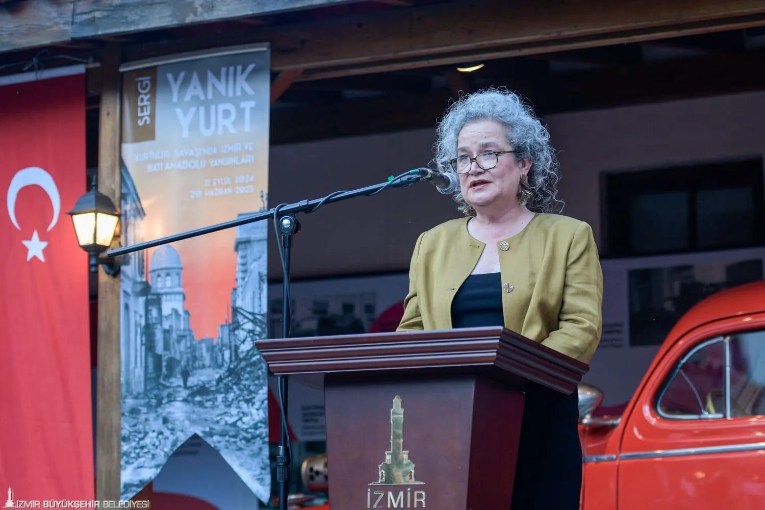 İzmir'in yüreğini yakan Büyük İzmir Yangını'nın izlerini taşıyan "Yanık Yurt" sergisi, APİKAM'da ziyaretçilerini bekliyor.