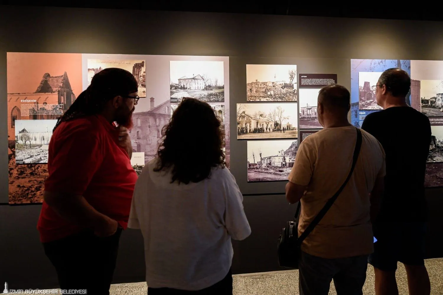 İzmir'in yüreğini yakan Büyük İzmir Yangını'nın izlerini taşıyan "Yanık Yurt" sergisi, APİKAM'da ziyaretçilerini bekliyor.