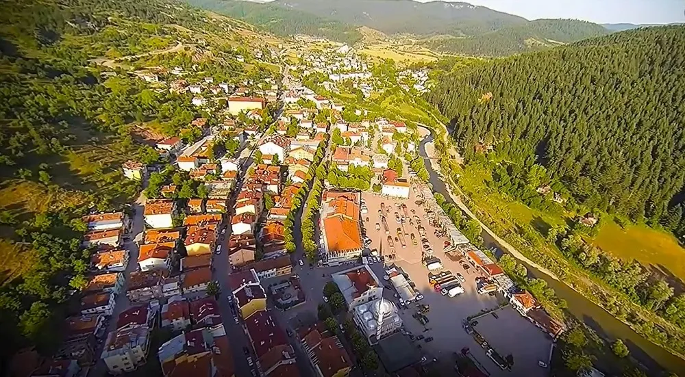 Azdavay,  Karadeniz'in huzur dolu bir ilçesi olarak öne çıkıyor. Doğası, tarihi ve kültürel zenginlikleriyle keşfedilmeyi bekliyor.