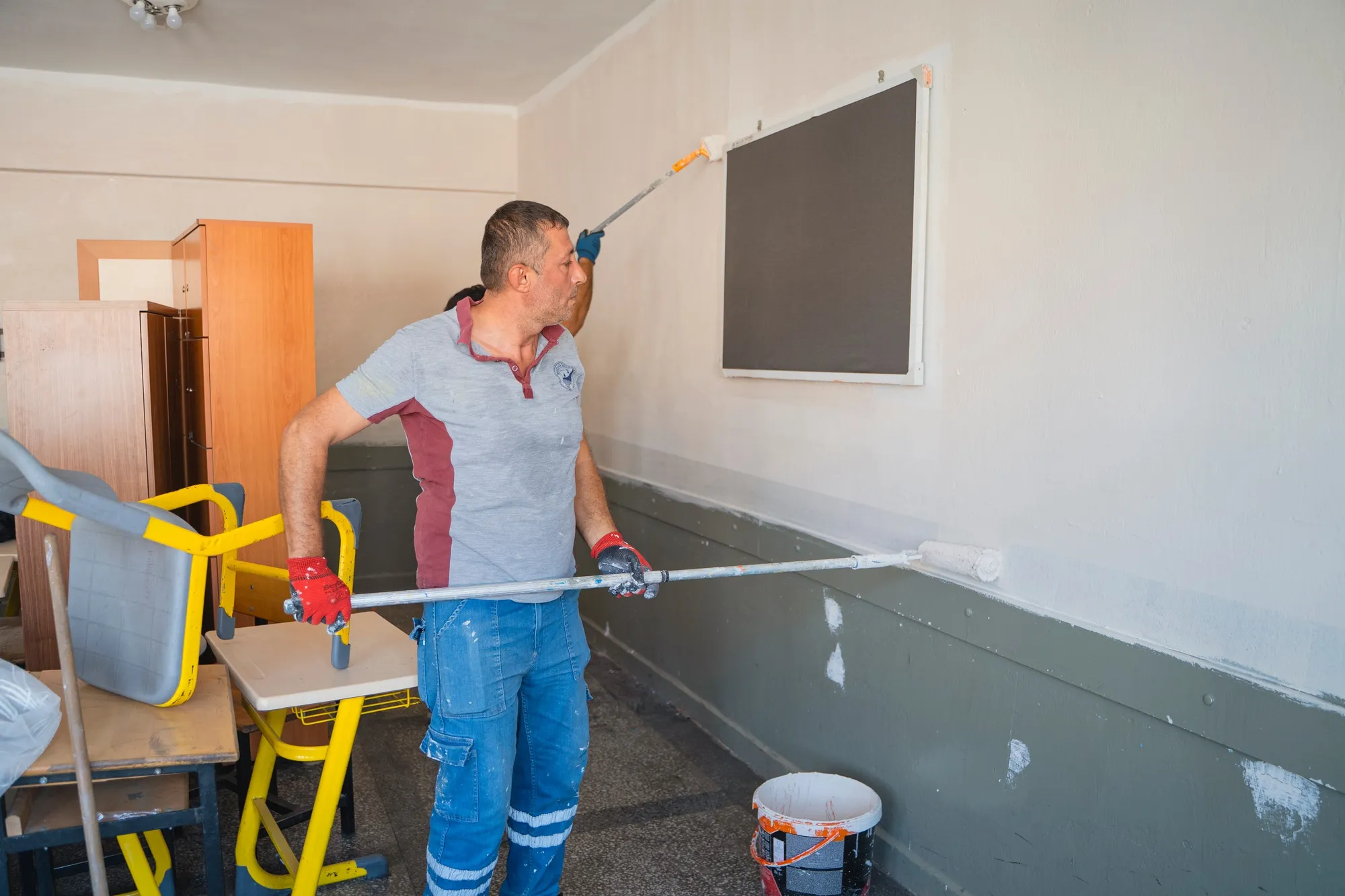 Balçova Belediyesi, sorumluluk alanı dışında kalan okulların temizlik, boya-badana ve bakım ihtiyaçlarını karşılayarak yeni eğitim-öğretim dönemine hazır hale getirdi.