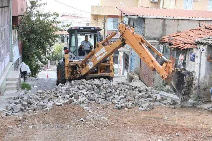 Bayraklı Belediye Başkanı İrfan Önal, tüm bozuk yolların yenileneceğini belirterek, vatandaşlara daha konforlu bir ulaşım imkanı sunmayı hedeflediklerini söyledi.