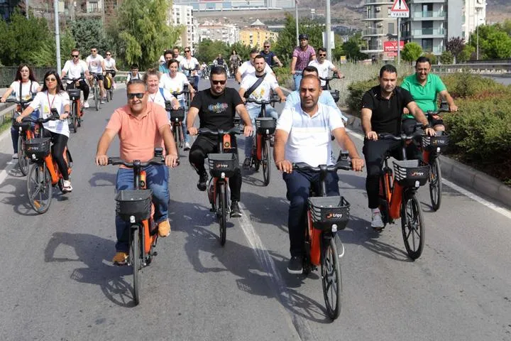 Bayraklı Belediyesi'nin düzenlediği Avrupa Hareketlilik Haftası etkinlikleri, bisiklet turu, yoga ve spor gösterileriyle dolu bir hafta sonu yaşattı. 