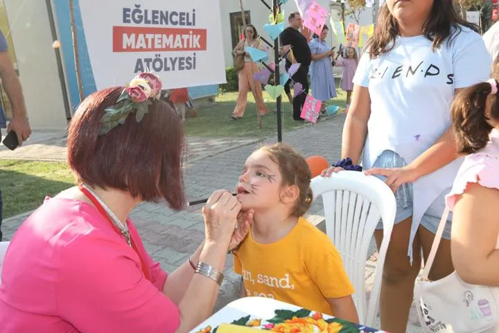 Bayraklı Belediyesi'nin düzenlediği çocuk şenliğinde, bilimsel atölyeler, spor aktiviteleri ve eğlenceli gösterilerle dolu bir gün sizleri bekliyor.