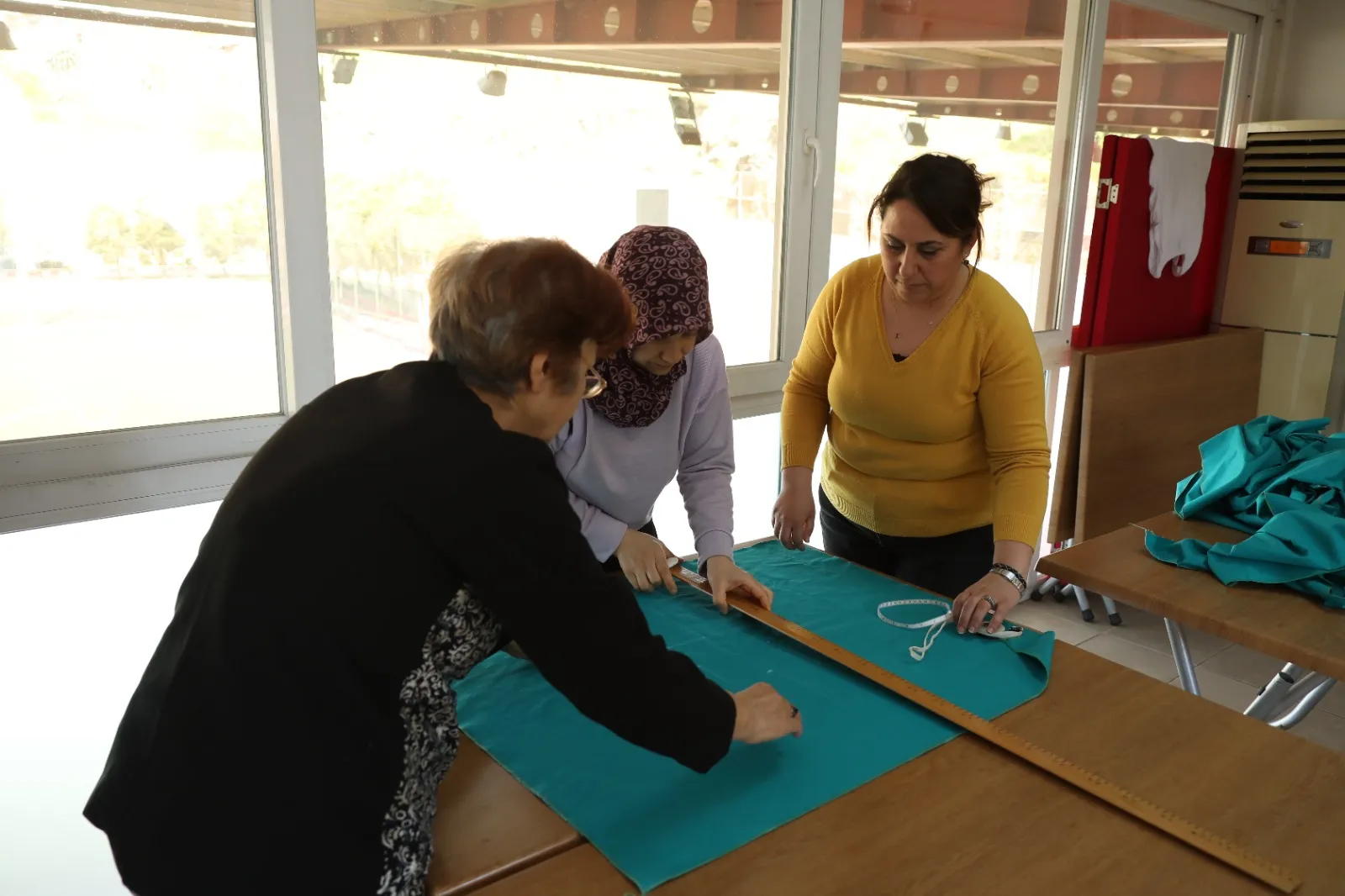 Bayraklı Belediyesi, hobi edinmek veya yeni bir meslek öğrenmek isteyenlere yönelik ücretsiz kurslar düzenliyor.