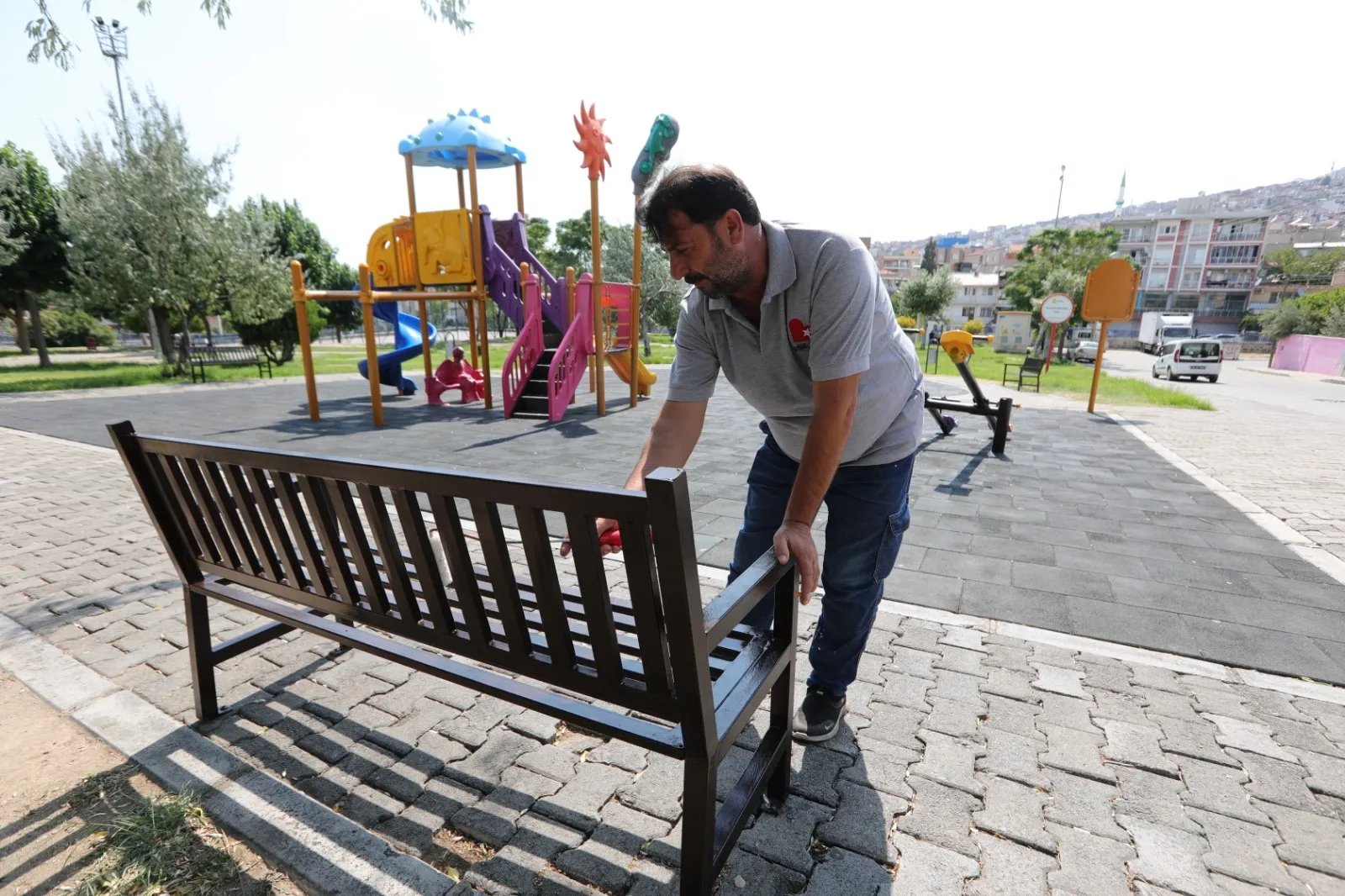 Bayraklı Belediyesi, ilçe genelindeki parklarda kapsamlı bakım ve onarım çalışmaları gerçekleştirdi.