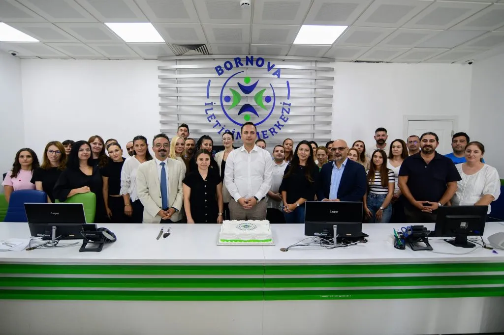 Bornova Belediye Başkanı Ömer Eşki, sabah mesaisine Bornova İletişim Merkezi’nde başladı ve vatandaşlara sürpriz yaparak gelen çağrılara bizzat cevap verdi.