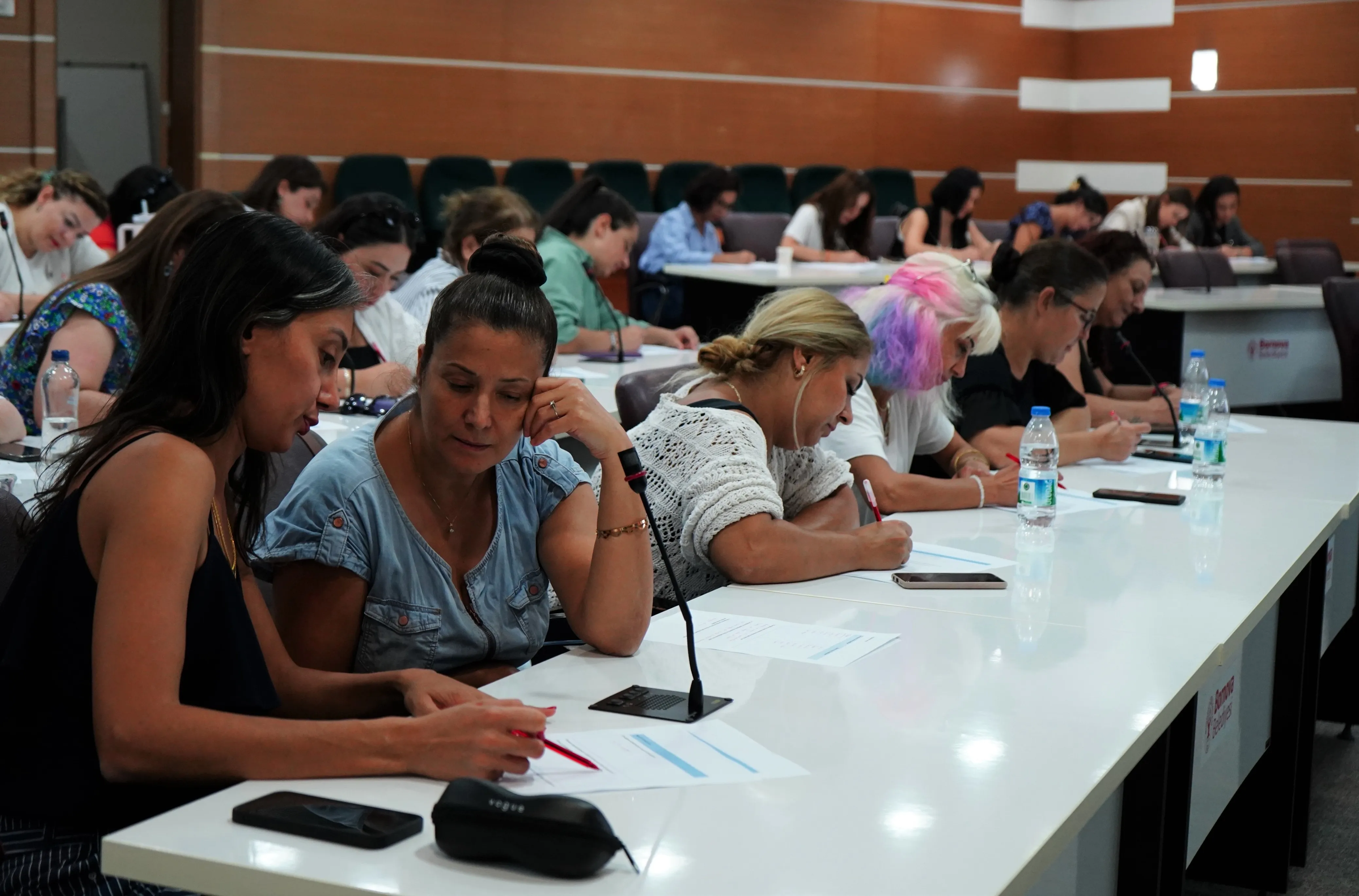 Bornova Belediyesi, ailelerin çocuklarıyla sağlıklı iletişim kurmalarını desteklemek amacıyla "Olumlu Ebeveynlik Becerileri" eğitimi düzenledi.