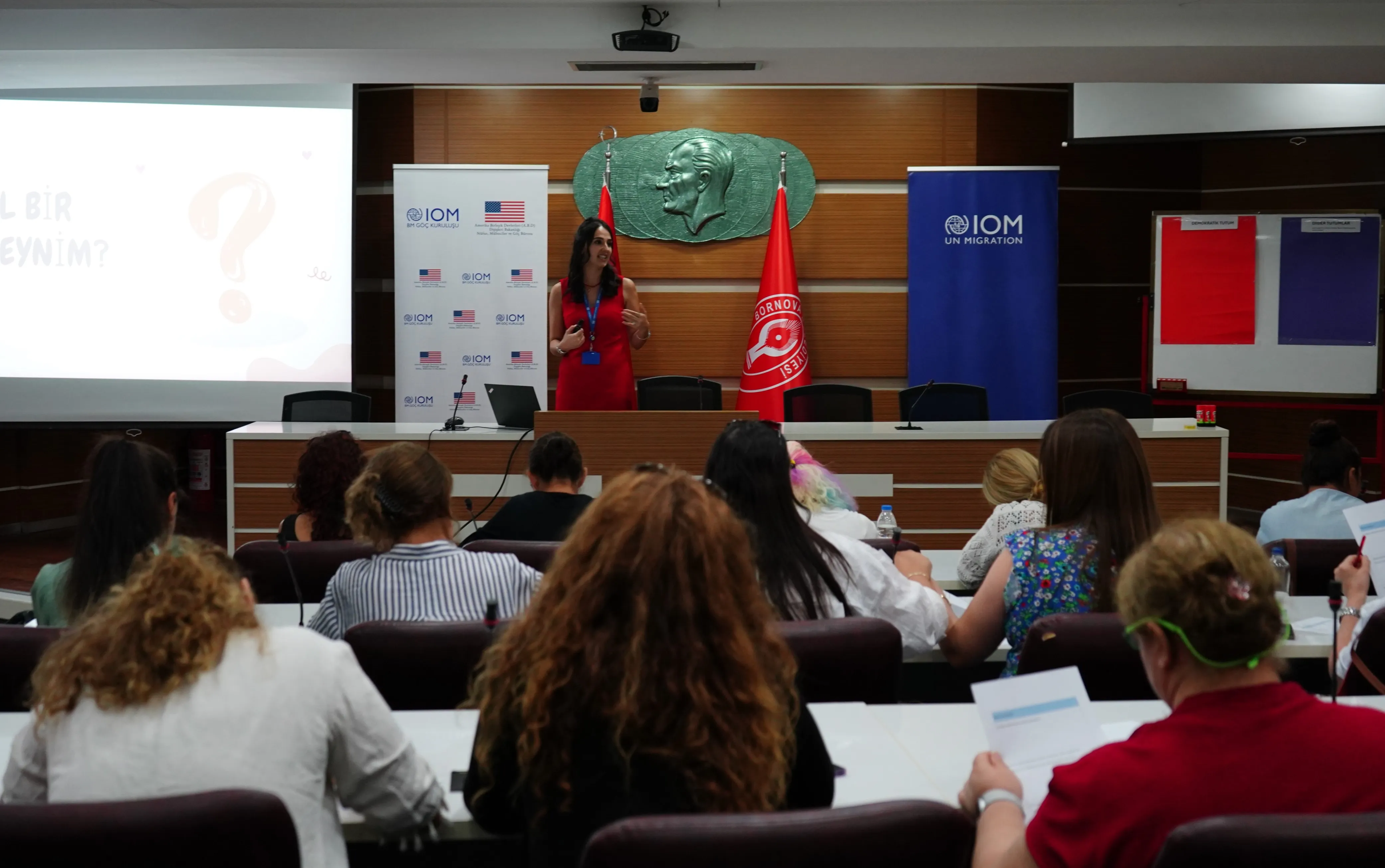 Bornova Belediyesi, ailelerin çocuklarıyla sağlıklı iletişim kurmalarını desteklemek amacıyla "Olumlu Ebeveynlik Becerileri" eğitimi düzenledi.