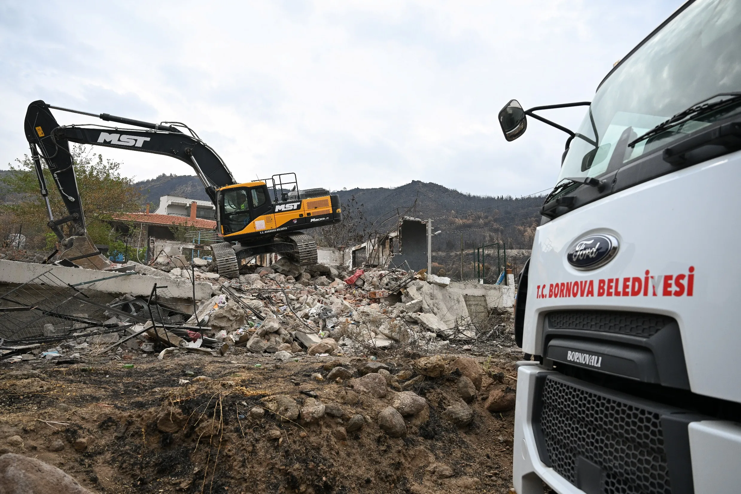 Yamanlar Dağı yangınında evleri yanan Şehnaz Saru ve Yılmaz Canateş'e Bornova Belediyesi sahip çıktı. Belediye Başkanı Ömer Eşki, ailenin yeni bir ev sahibi olacağını müjdeledi.