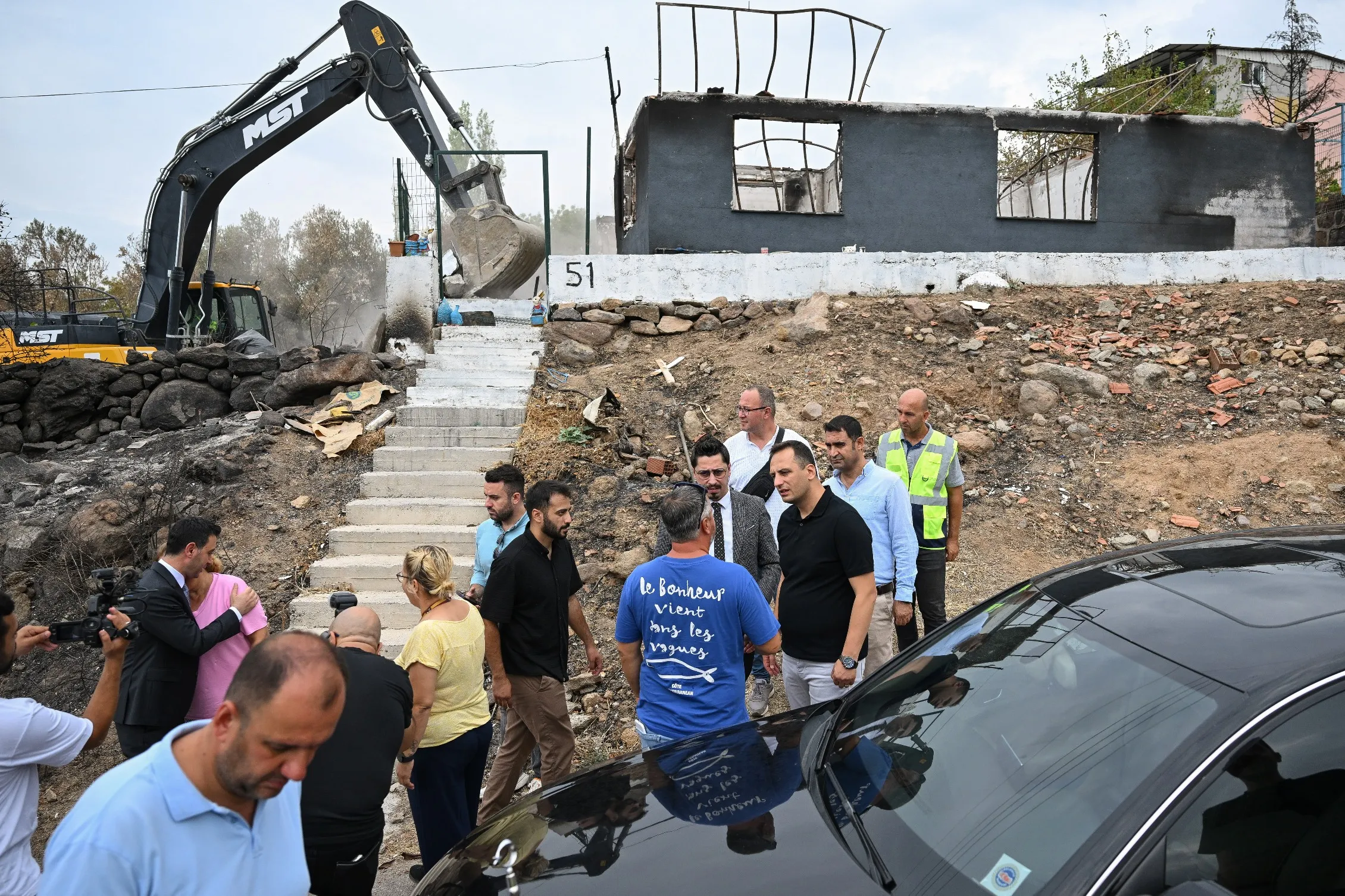 Yamanlar Dağı yangınında evleri yanan Şehnaz Saru ve Yılmaz Canateş'e Bornova Belediyesi sahip çıktı. Belediye Başkanı Ömer Eşki, ailenin yeni bir ev sahibi olacağını müjdeledi.