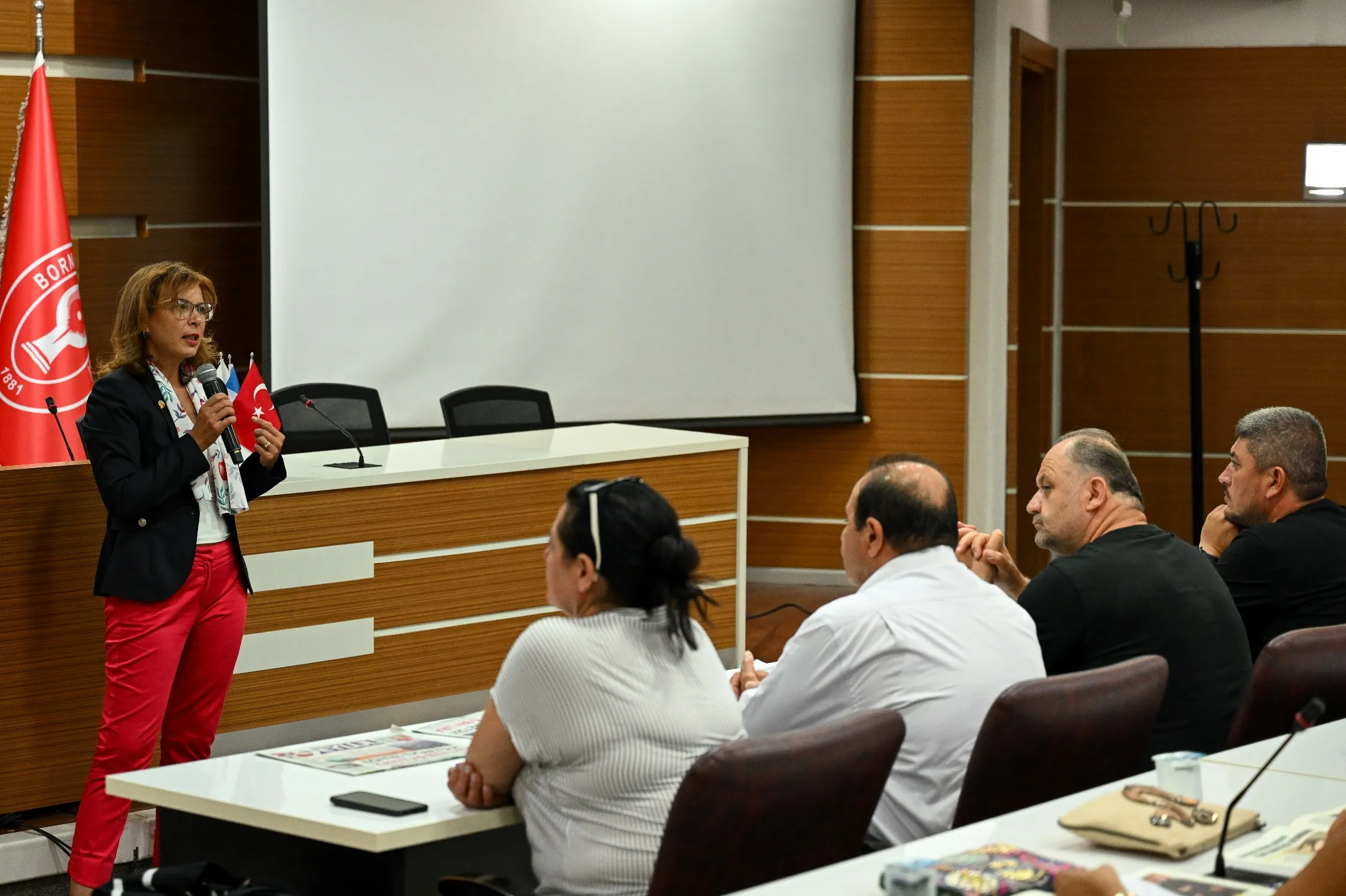 Bornova Belediyesi ve İzmir Gazeteciler Cemiyeti'nin ortak yürüttüğü "Nar Projesi" kapsamında düzenlenen Muhtarlar Buluşması'nda, kadına yönelik şiddet ve çocuk istismarı ele alındı.