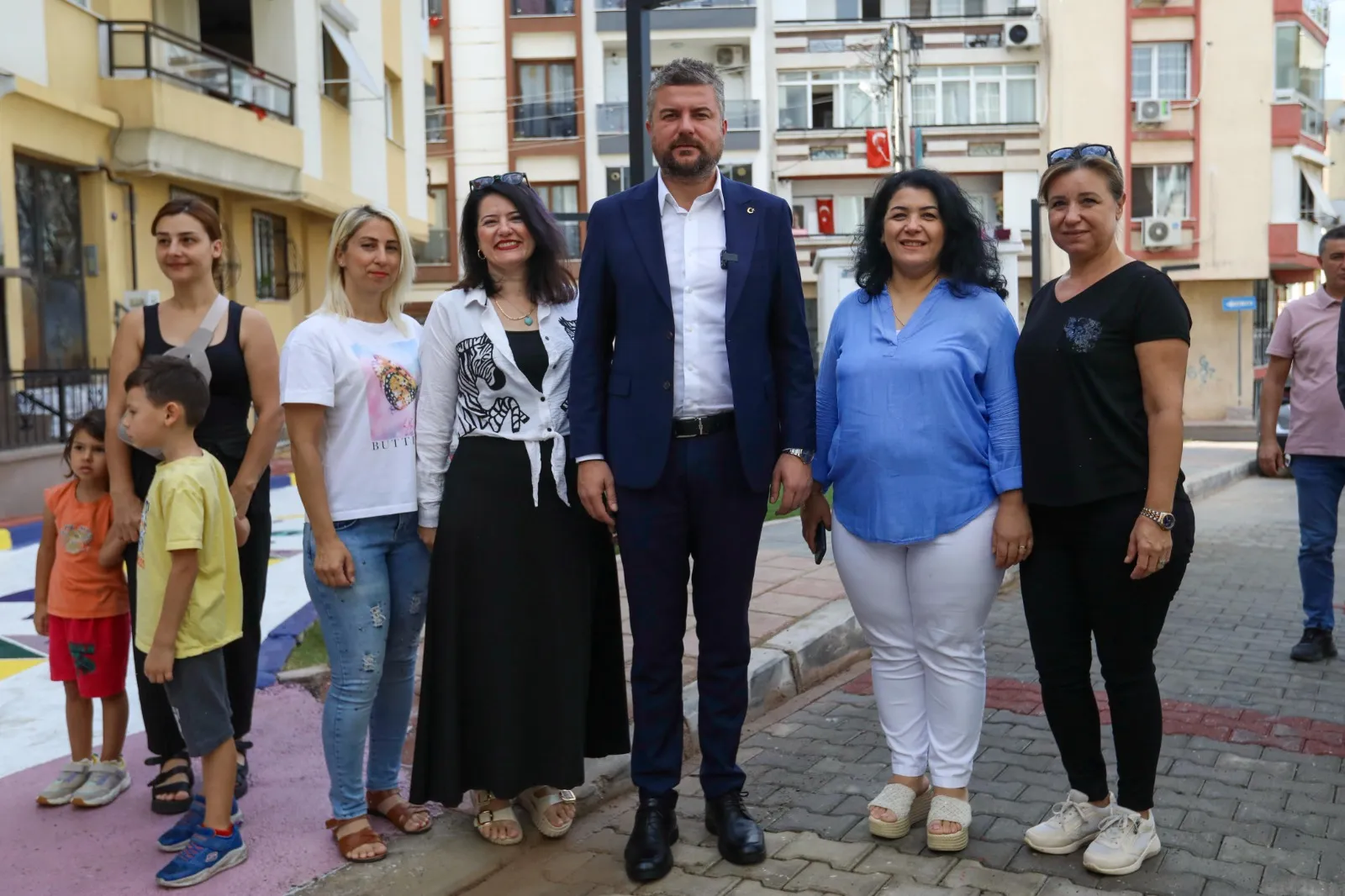 Buca Belediyesi, çarpık yapılaşmaya dur diyerek Laleli Mahallesi'nde bulunan kaçak yapıları yıktı. Ortaya çıkan alana çocukların fiziksel ve zihinsel gelişimini destekleyecek oyun alanları yapıldı.