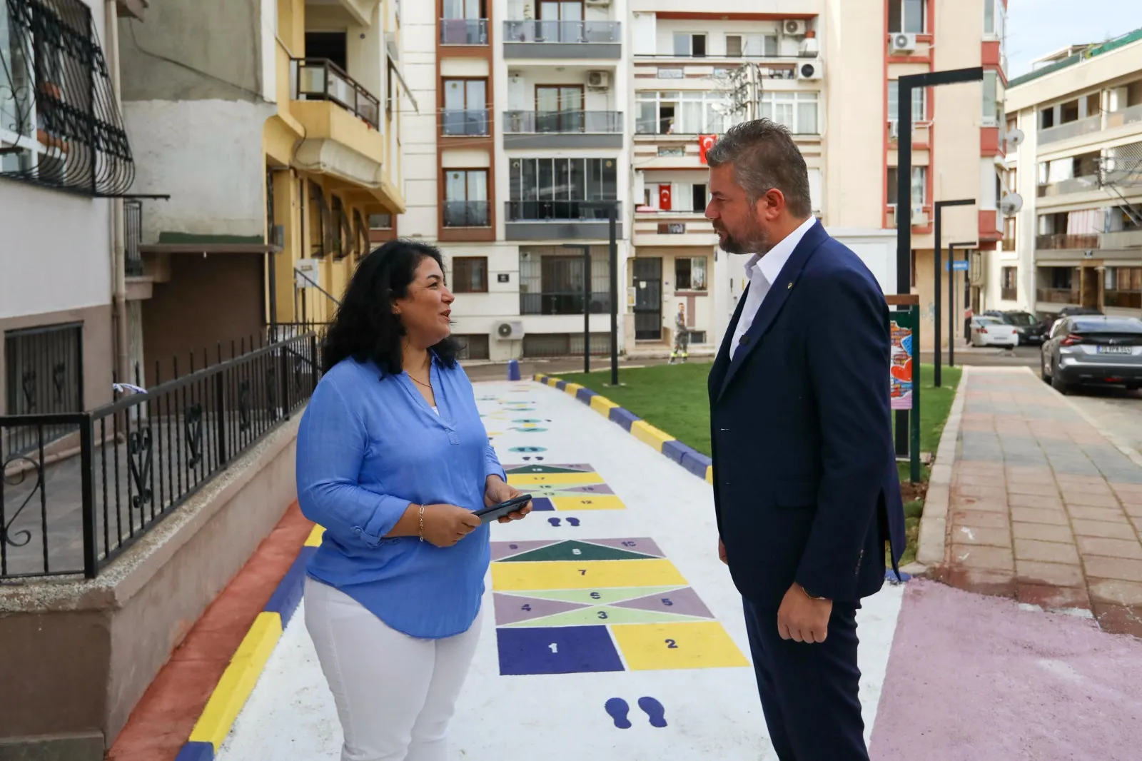 Buca Belediyesi, çarpık yapılaşmaya dur diyerek Laleli Mahallesi'nde bulunan kaçak yapıları yıktı. Ortaya çıkan alana çocukların fiziksel ve zihinsel gelişimini destekleyecek oyun alanları yapıldı.