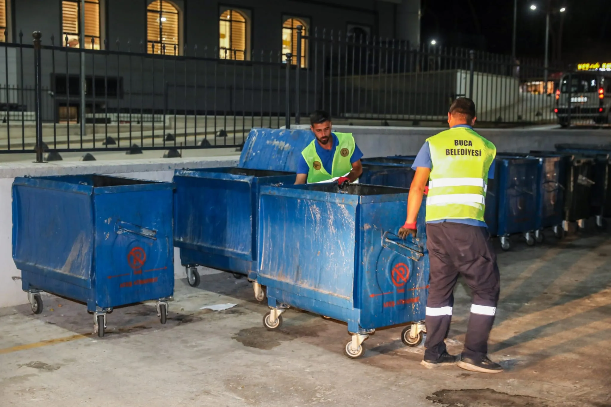 Buca Belediyesi, ilçenin en büyük hastanesi Seyfi Demirsoy'da hijyen koşullarını iyileştirmek amacıyla kapsamlı bir temizlik çalışması başlattı. 