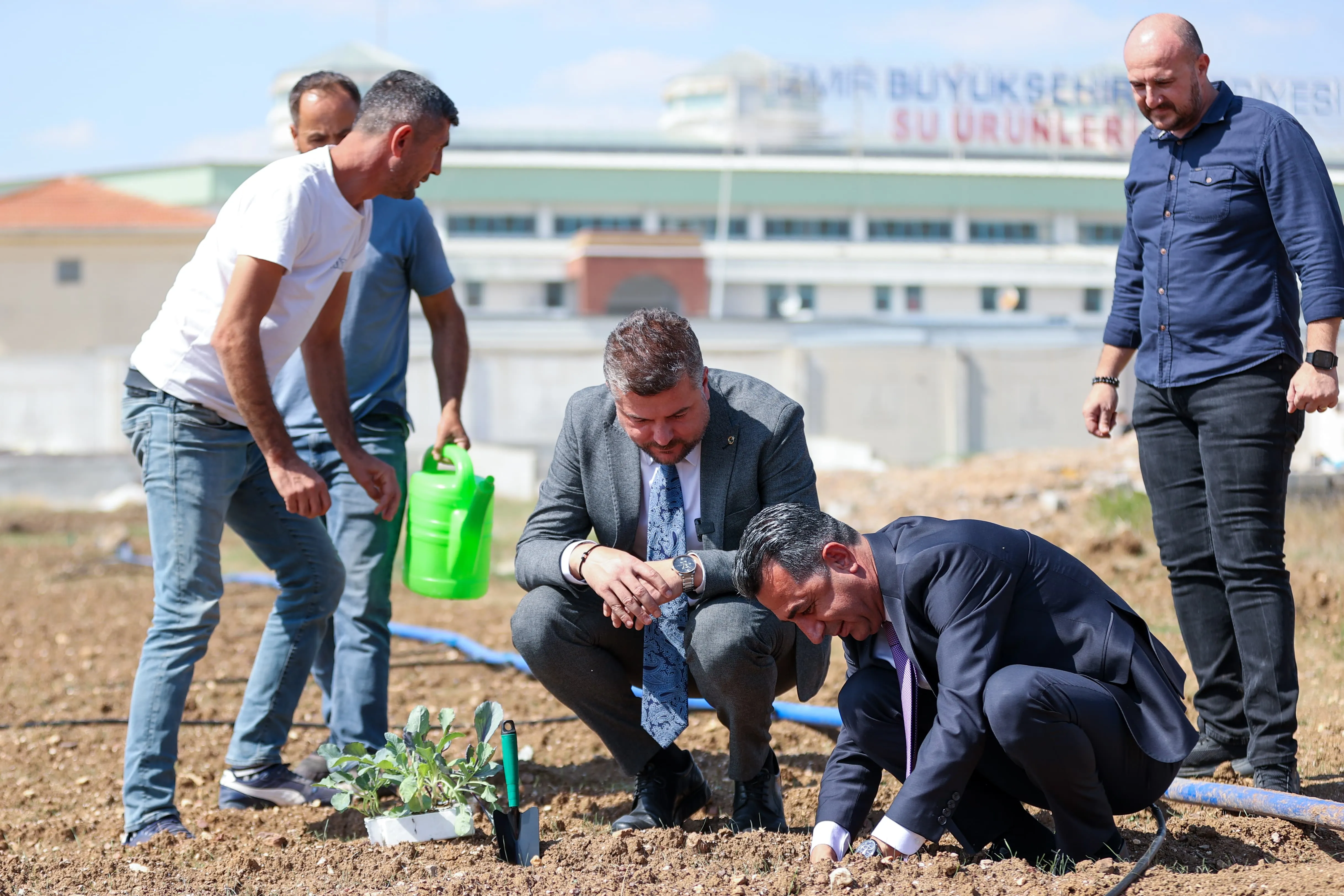 Buca Belediye Başkanı Görkem Duman ve CHP Genel Başkan Yardımcısı Erhan Adem'in katılımıyla düzenlenen törende, tarım okulu açılışı yapıldı ve fide dikimi gerçekleştirildi.