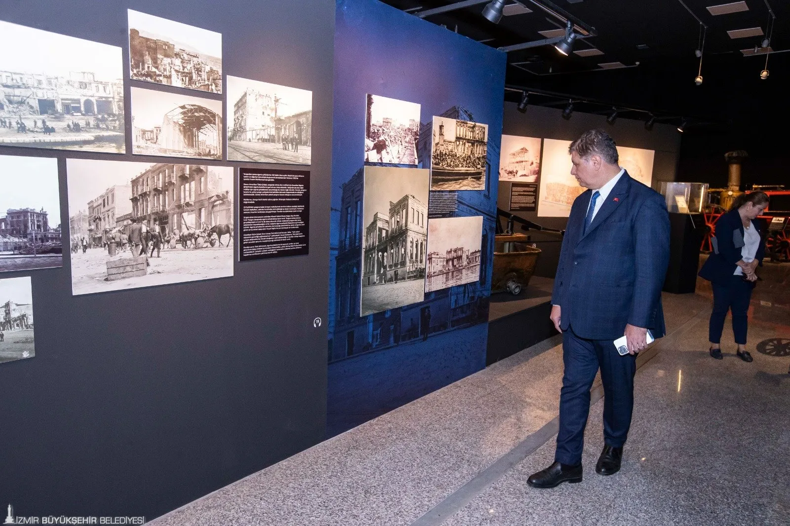 İzmir Büyükşehir Belediye Başkanı Cemil Tugay'ın da ziyaret ettiği sergide, Kurtuluş Savaşı yıllarında yaşanan büyük yangınların izleri gün yüzüne çıkıyor.