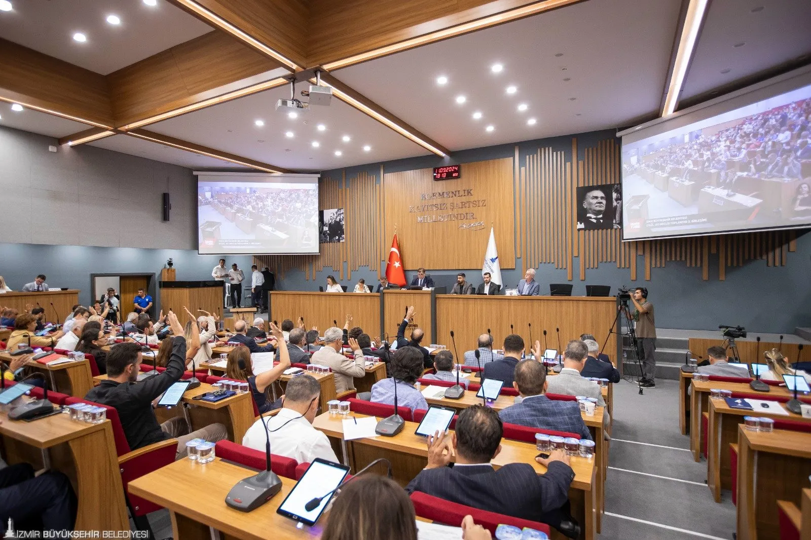 İzmir Büyükşehir Belediye Başkanı Cemil Tugay, Körfez'deki balık ölümleriyle ilgili yaptığı açıklamaların iktidar partisi milletvekilleri tarafından çarpıtıldığını belirterek sert tepki gösterdi.