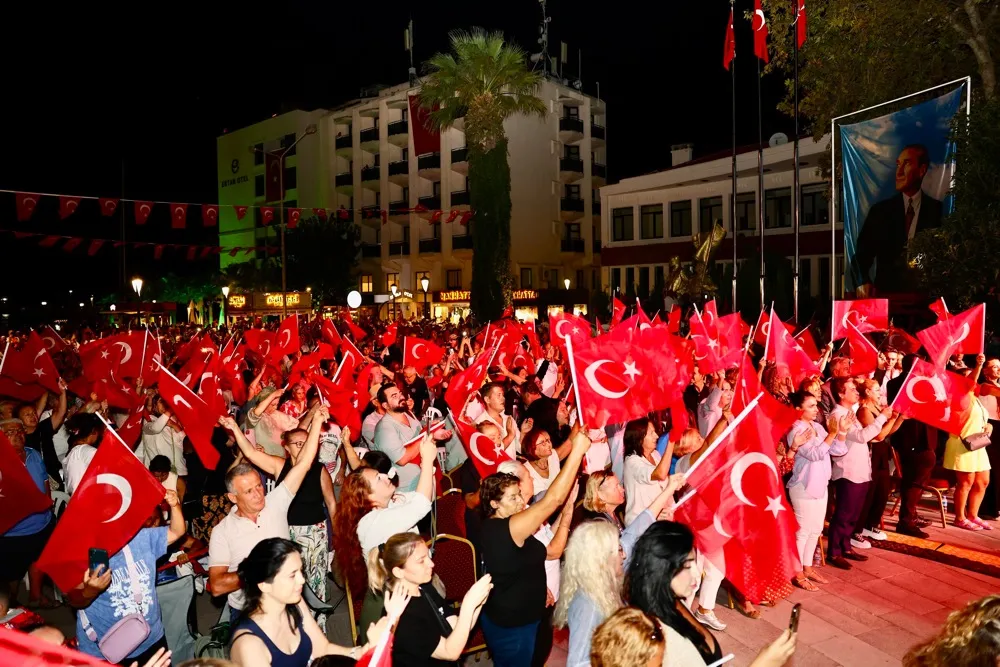 Çeşme Festivali'nin son gününde Yeni Türkü sahne aldı. Çeşme'nin kurtuluşunun 102. yıl dönümü coşkusuyla birleşen festival, söyleşi ve gösterilerle dolu dolu geçti. 