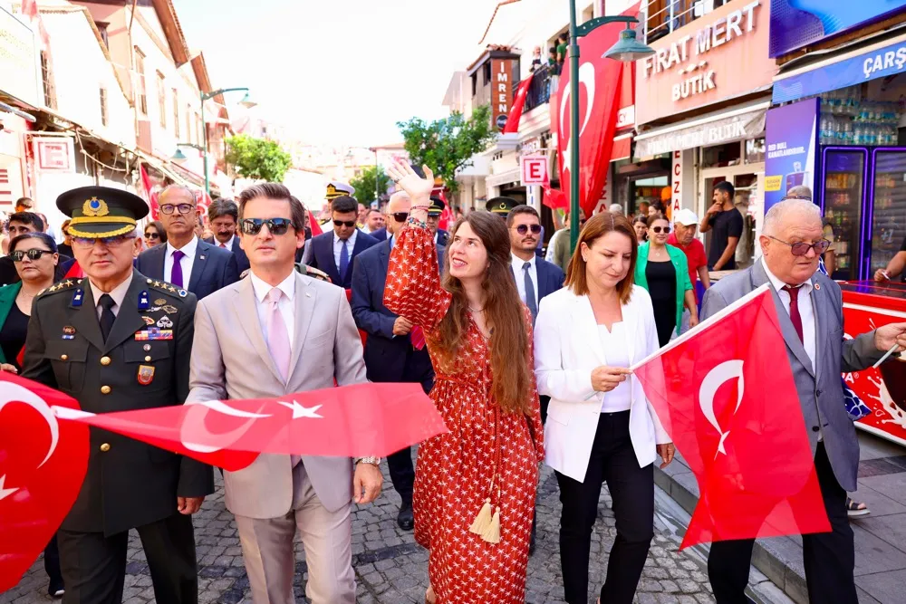 Çeşme Festivali'nin son gününde Yeni Türkü sahne aldı. Çeşme'nin kurtuluşunun 102. yıl dönümü coşkusuyla birleşen festival, söyleşi ve gösterilerle dolu dolu geçti. 