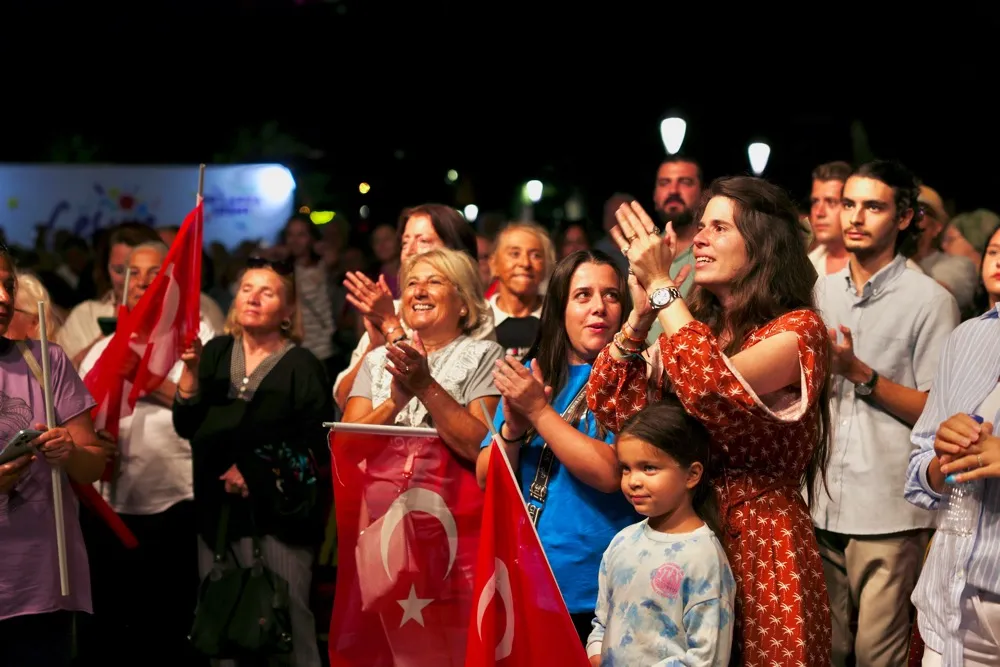 Çeşme Festivali'nin son gününde Yeni Türkü sahne aldı. Çeşme'nin kurtuluşunun 102. yıl dönümü coşkusuyla birleşen festival, söyleşi ve gösterilerle dolu dolu geçti. 