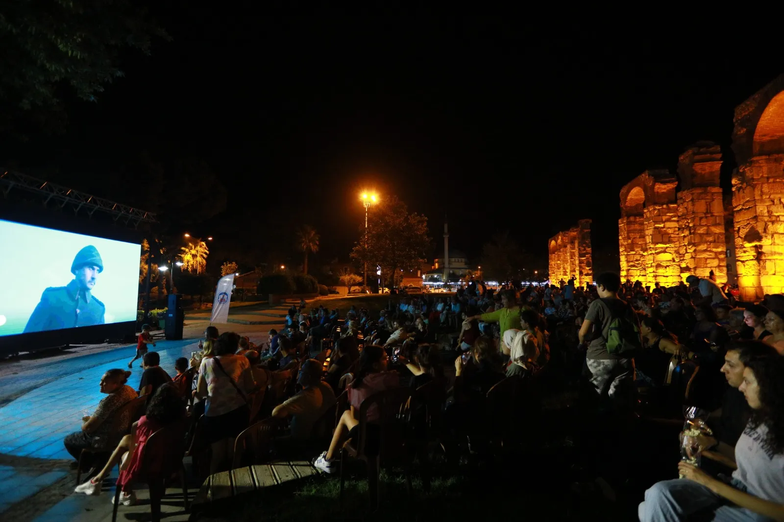 Efes Selçuk Belediyesi, Zafer Haftası etkinlikleri kapsamında düzenlediği Yazlık Sinema Gecesi ile vatandaşlara unutulmaz anlar yaşattı. 