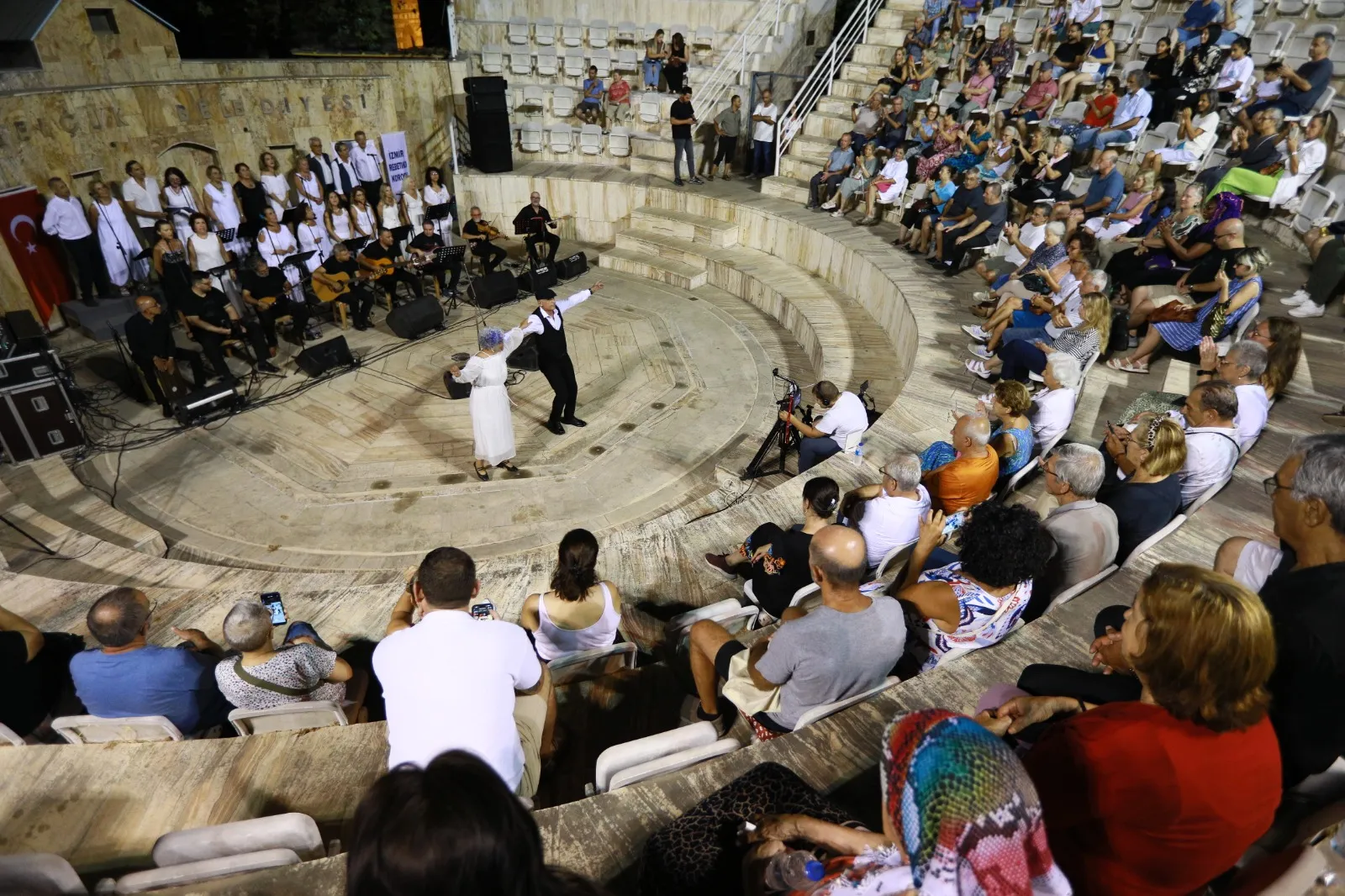 1 Eylül Dünya Barış Günü'nde Efes Selçuk'ta düzenlenen konserde İzmir Rebetiko Korosu, Türkçe ve Yunanca şarkılarla barış mesajı verdi.