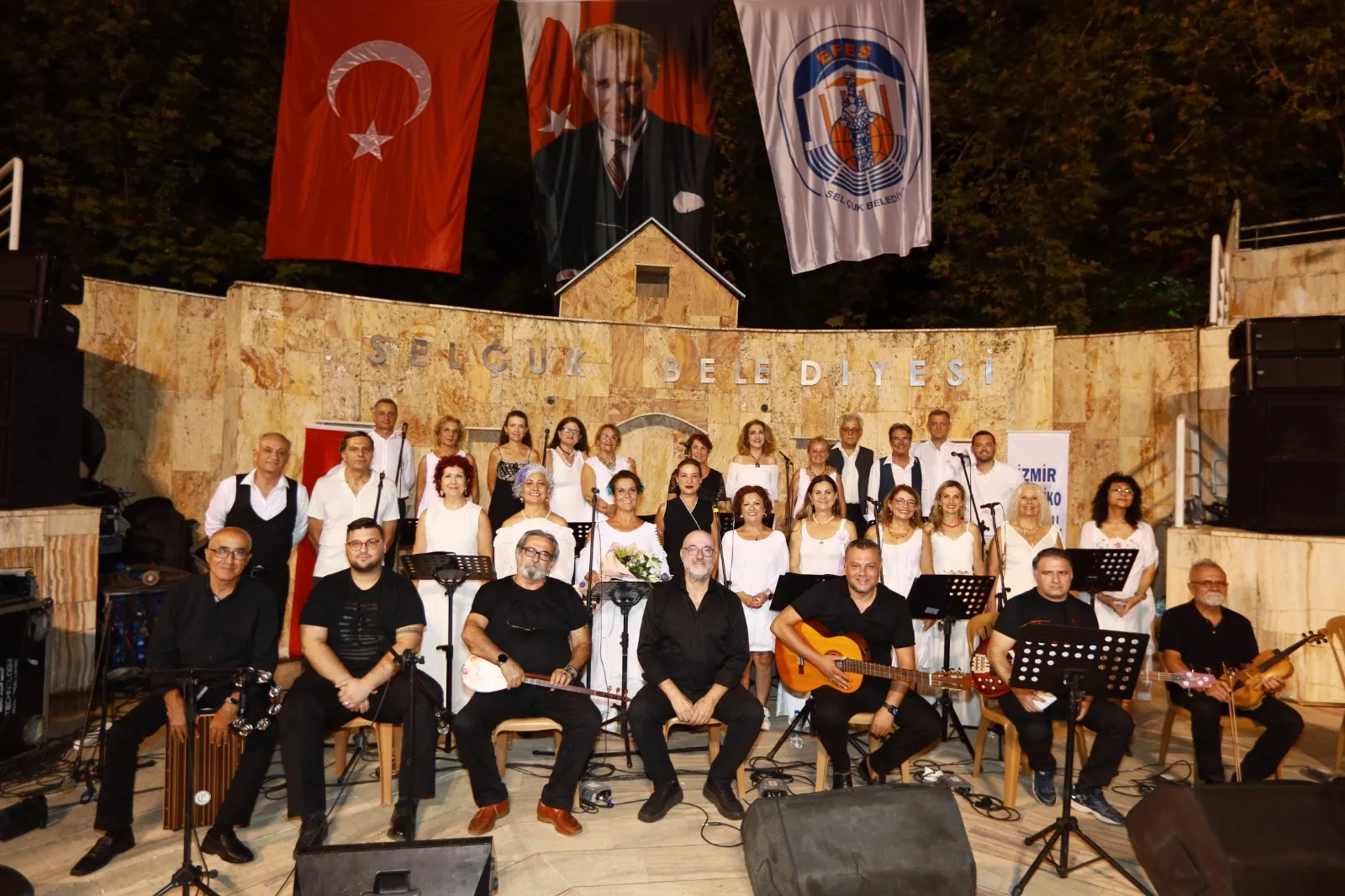 1 Eylül Dünya Barış Günü'nde Efes Selçuk'ta düzenlenen konserde İzmir Rebetiko Korosu, Türkçe ve Yunanca şarkılarla barış mesajı verdi.