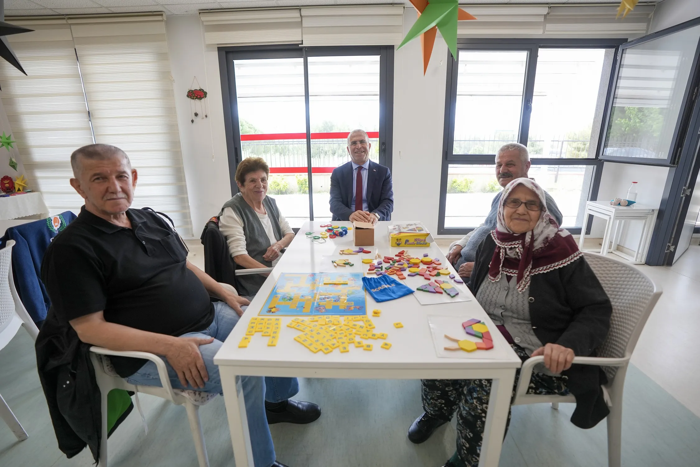 Gaziemir Belediyesi'nin Alzheimer Demans Danışma ve Dayanışma Merkezi'nde, hastaların fiziksel ve zihinsel kapasiteleri korunurken, yakınlarına da psikolojik destek veriliyor.