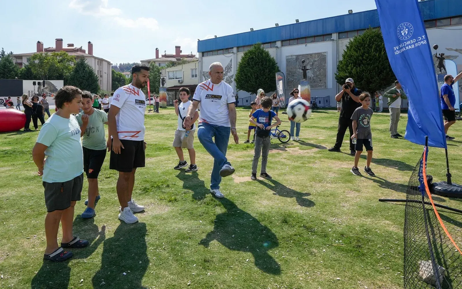 Gaziemir Belediyesi ve Kaymakamlığı'nın ortaklaşa düzenlediği Avrupa Hareketlilik Haftası etkinlikleriyle hem sağlıklı yaşama hem de çevre bilincine dikkat çekildi.