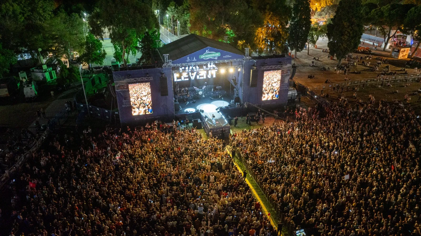 93. İzmir Enternasyonal Fuarı, Haluk Levent konserinin de yer aldığı görkemli bir kapanışla sona erdi. Binlerce İzmirli, Fuar Alanı’nda unutulmaz bir gece yaşadı.