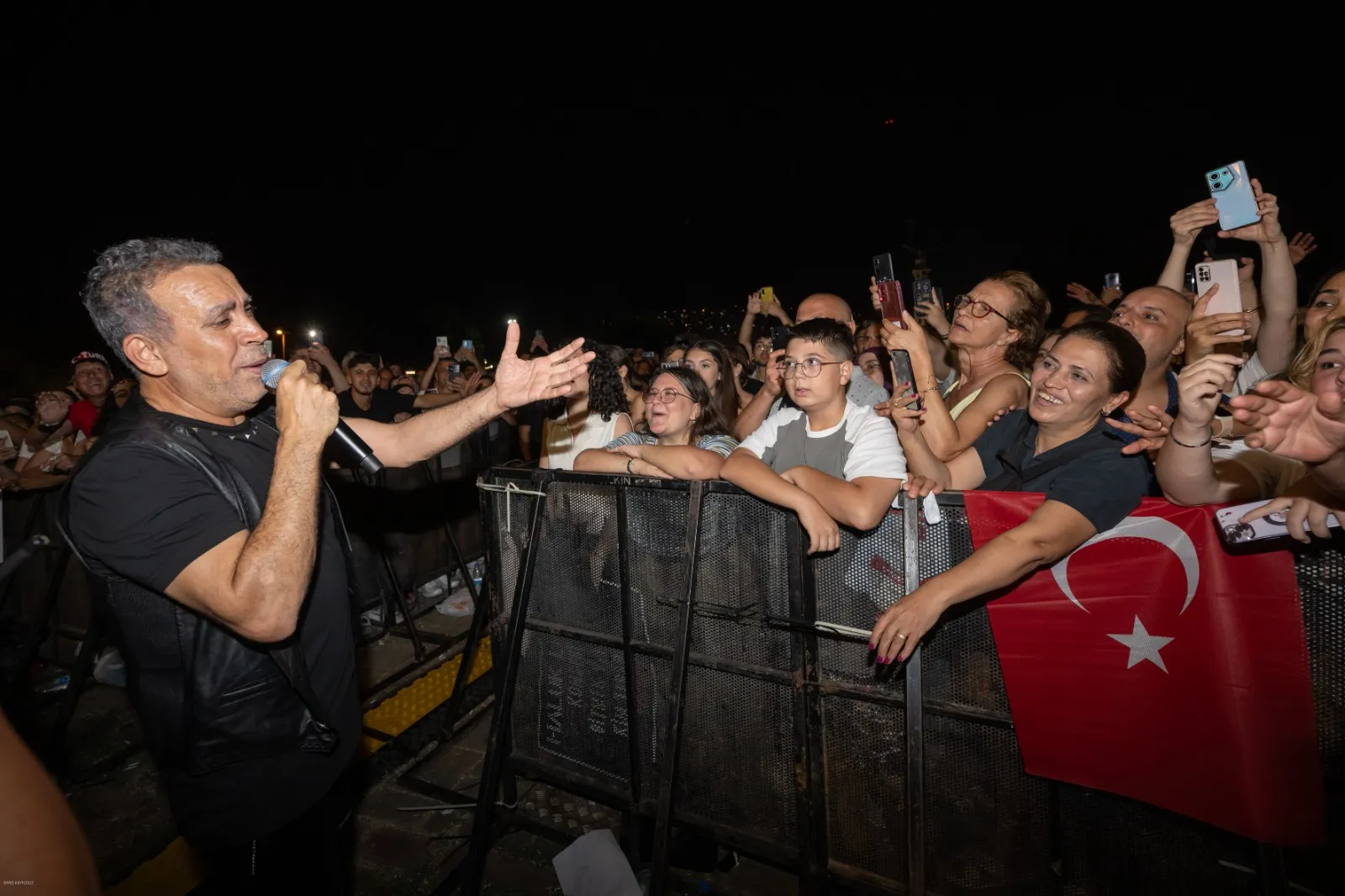 93. İzmir Enternasyonal Fuarı, Haluk Levent konserinin de yer aldığı görkemli bir kapanışla sona erdi. Binlerce İzmirli, Fuar Alanı’nda unutulmaz bir gece yaşadı.