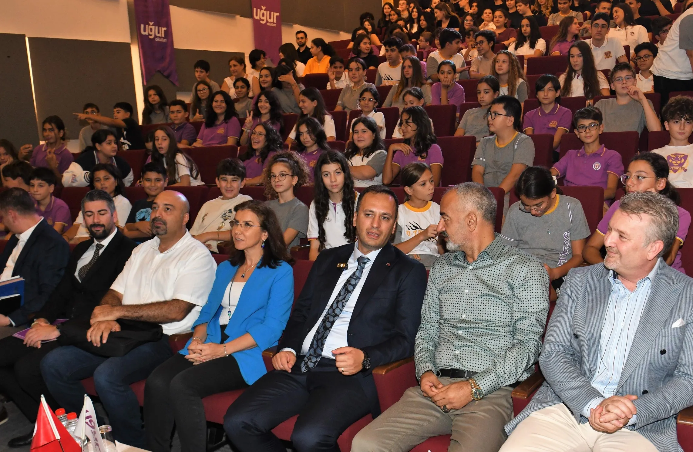 Bornova Belediyesi, AB projesi kapsamında okullarda düzenlediği eğitimlerle çocuklara iklim değişikliği ve sürdürülebilirlik hakkında bilgi veriyor.