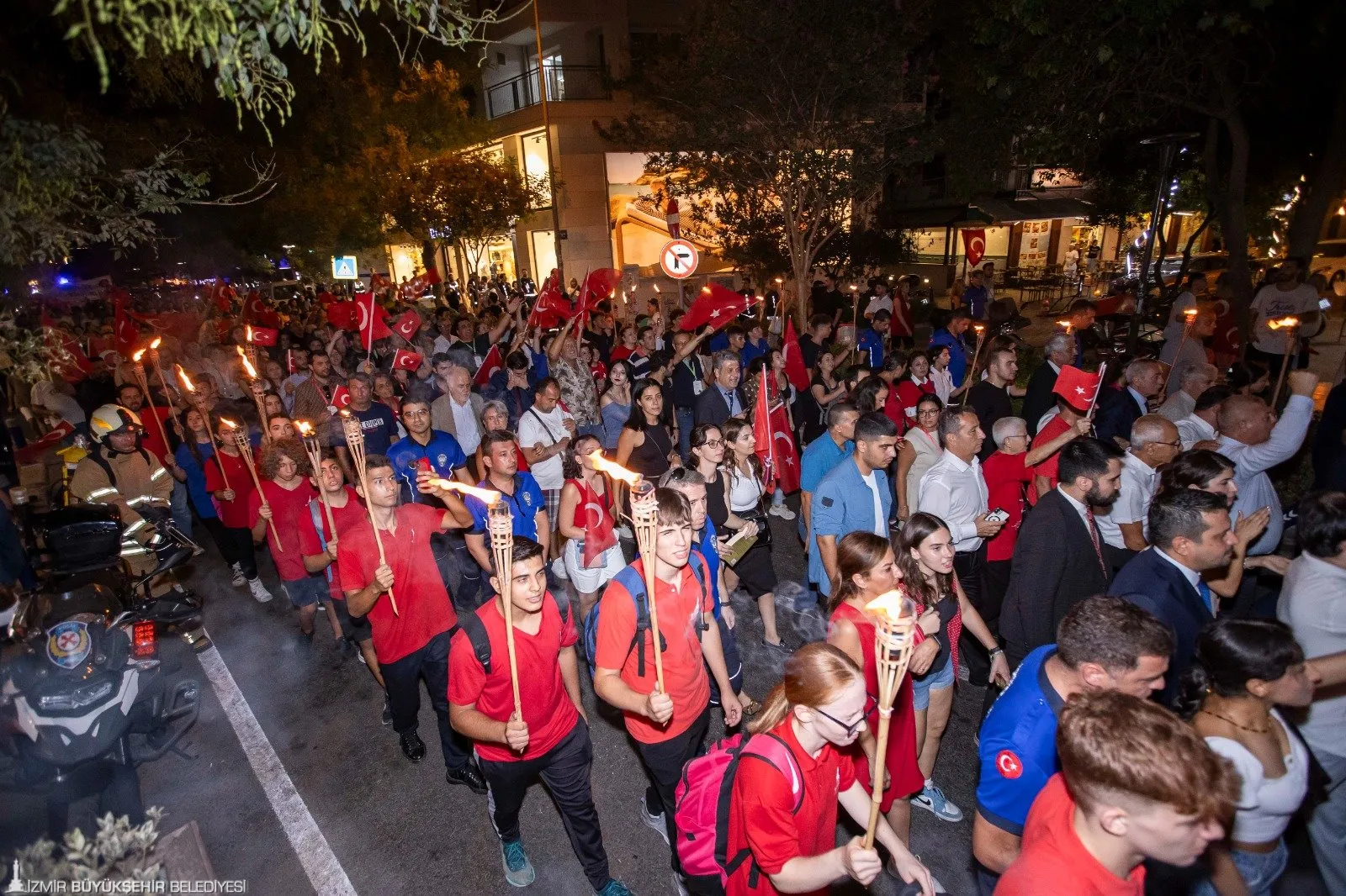 İzmir, 9 Eylül'ü görkemli kutlamalarla karşıladı. Cumhuriyet Meydanı'ndan başlayan Fener Alayı yürüyüşü, 350 metrelik dev Türk bayrağıyla dikkat çekti.